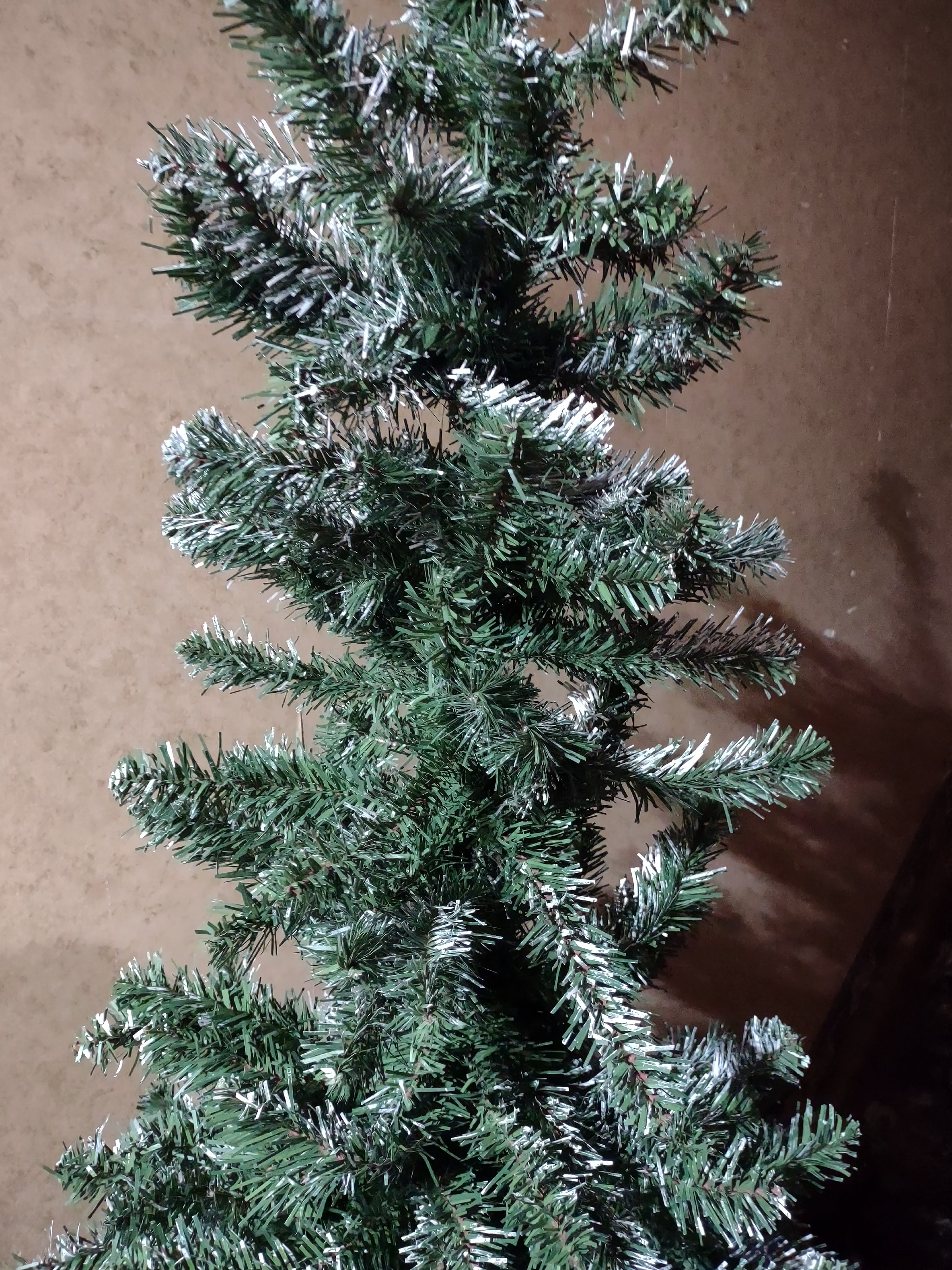 Christmas Artificial Green No Lights Sprayed with Snow (lot 3382)