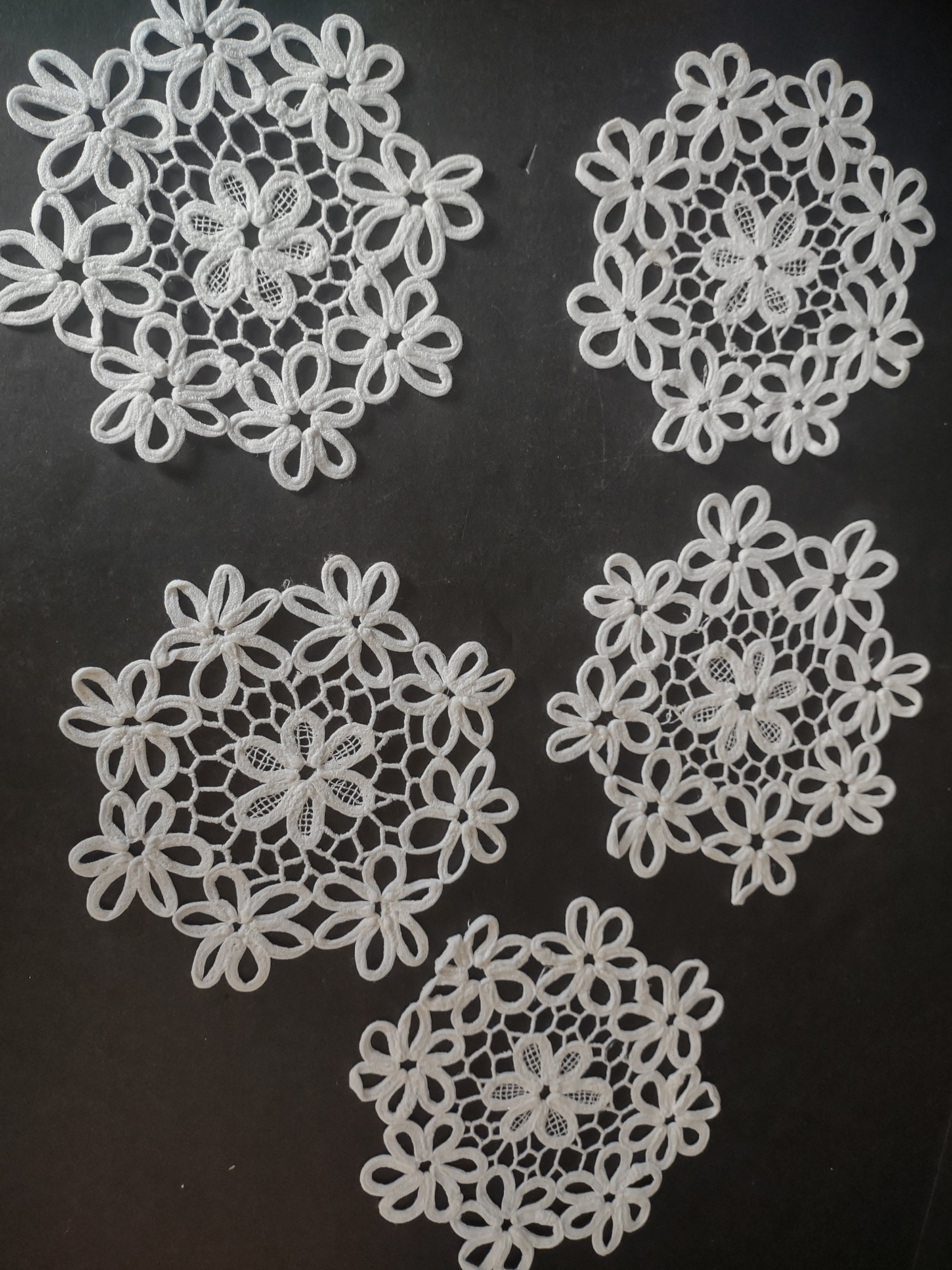Set of 10 Snowflake Doilies 6" White (lot 1755)