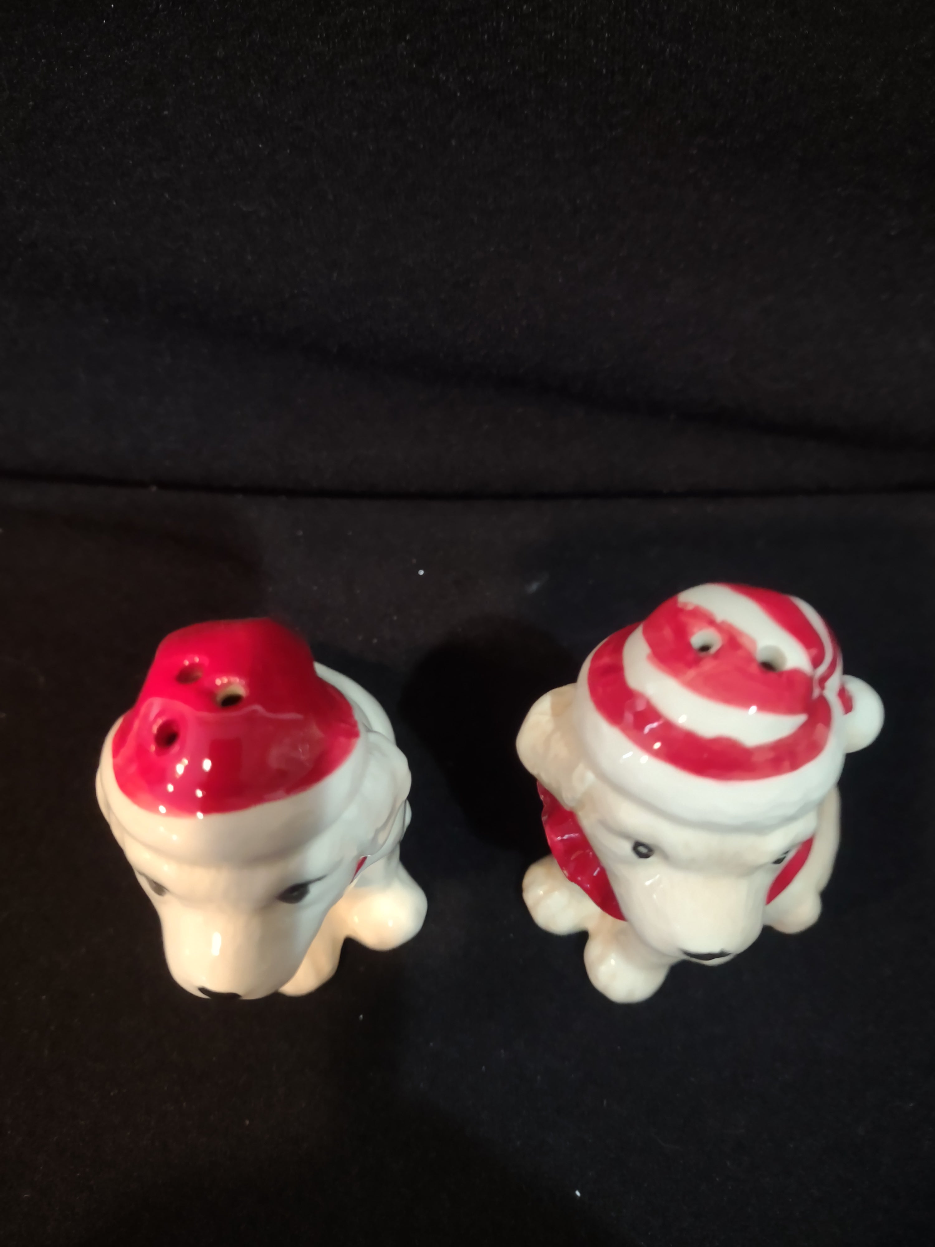 Vintage Christmas Ceramic Dog Puppy Salt Pepper Red Hats Scarves (Lot 4099)