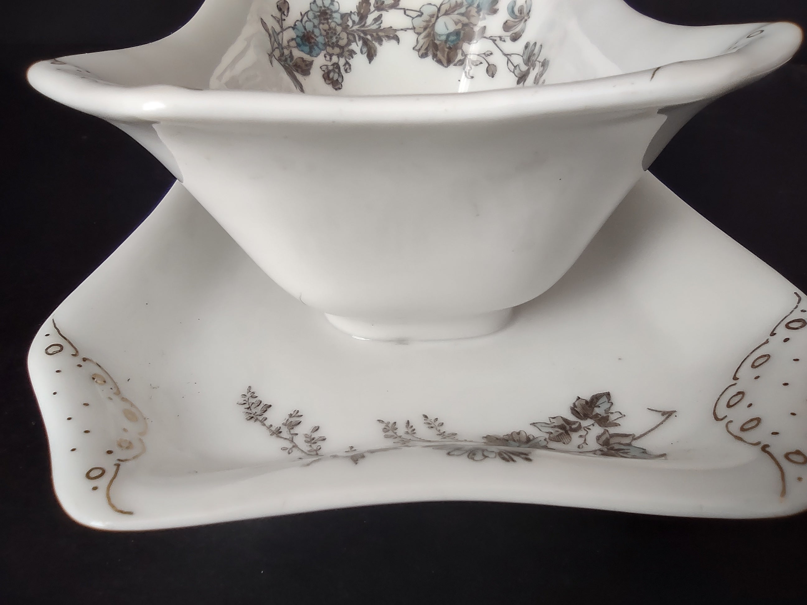 Depose Haviland Limoges Blue Flower Gravy Bowl Plate Attached (lot 963)