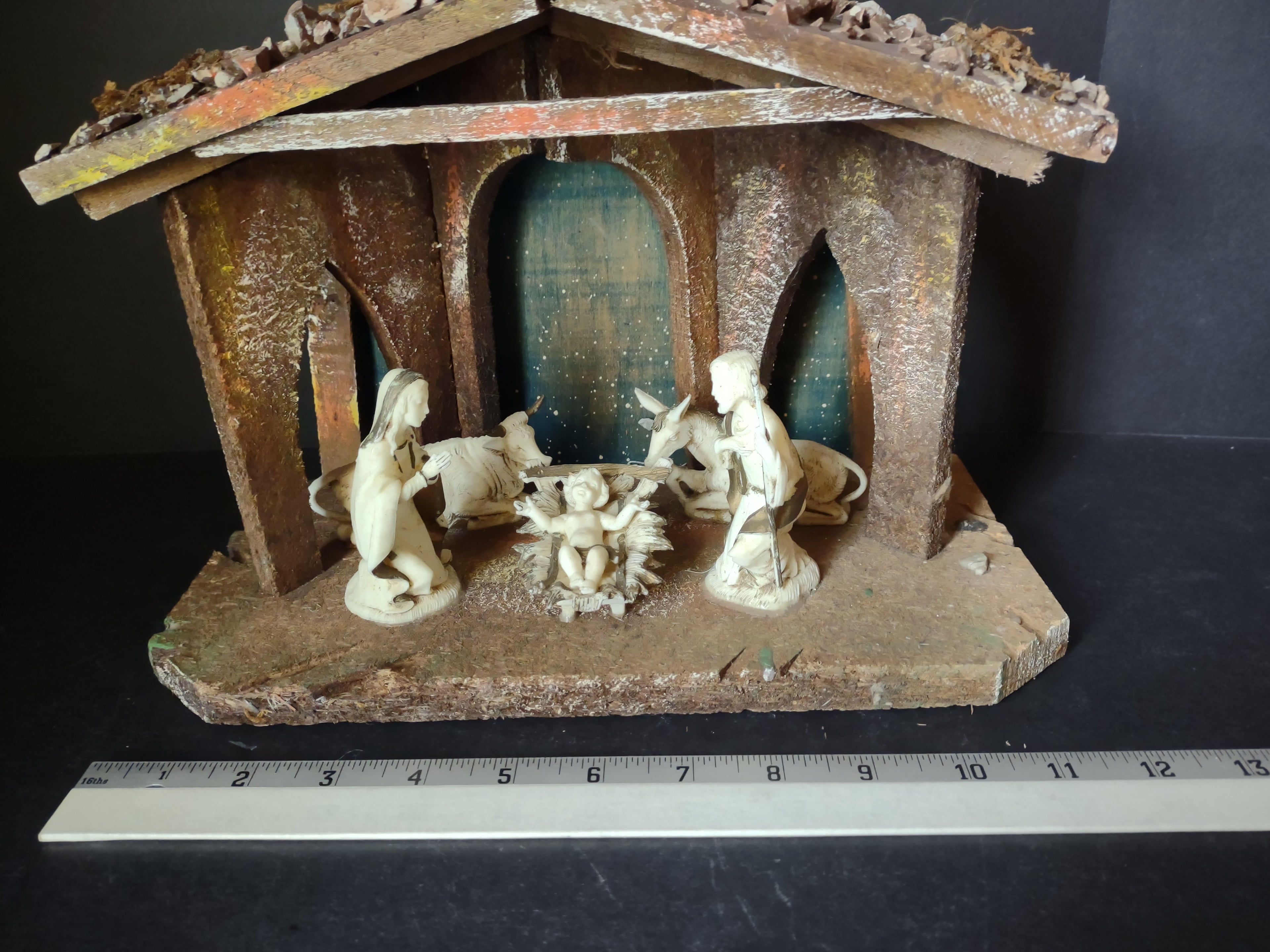 Christmas Nativity Scene Figurines Attached (lot 1596)