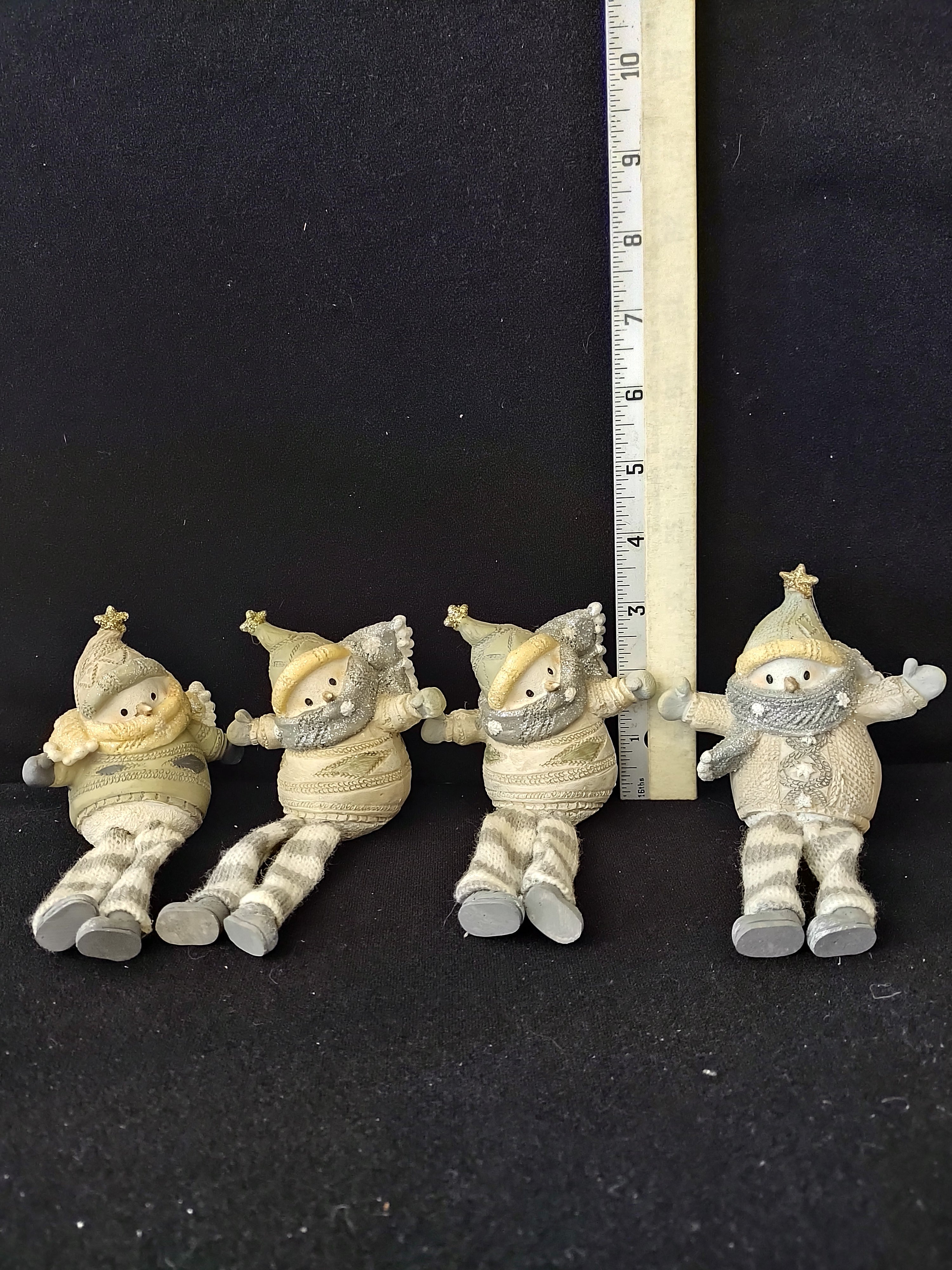 Christmas 4 Snowman Shelf Sitters Grey Beige Beanie Caps Star (Lot 3807)