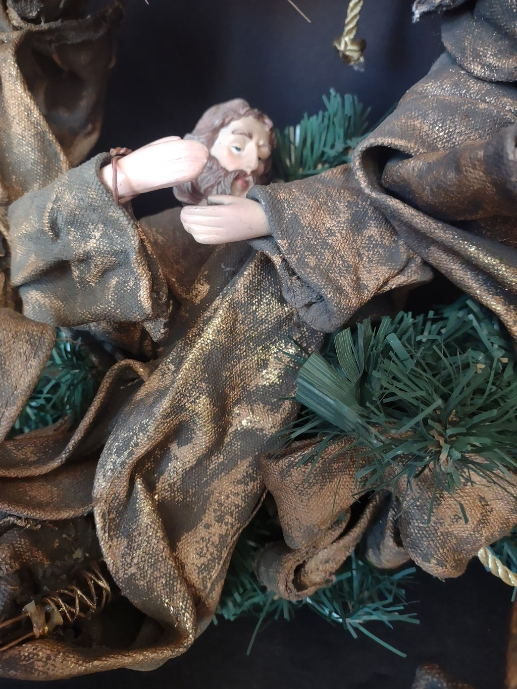 Vintage Artificial Christmas Wreath with Nativity Figurines (lot 1177)