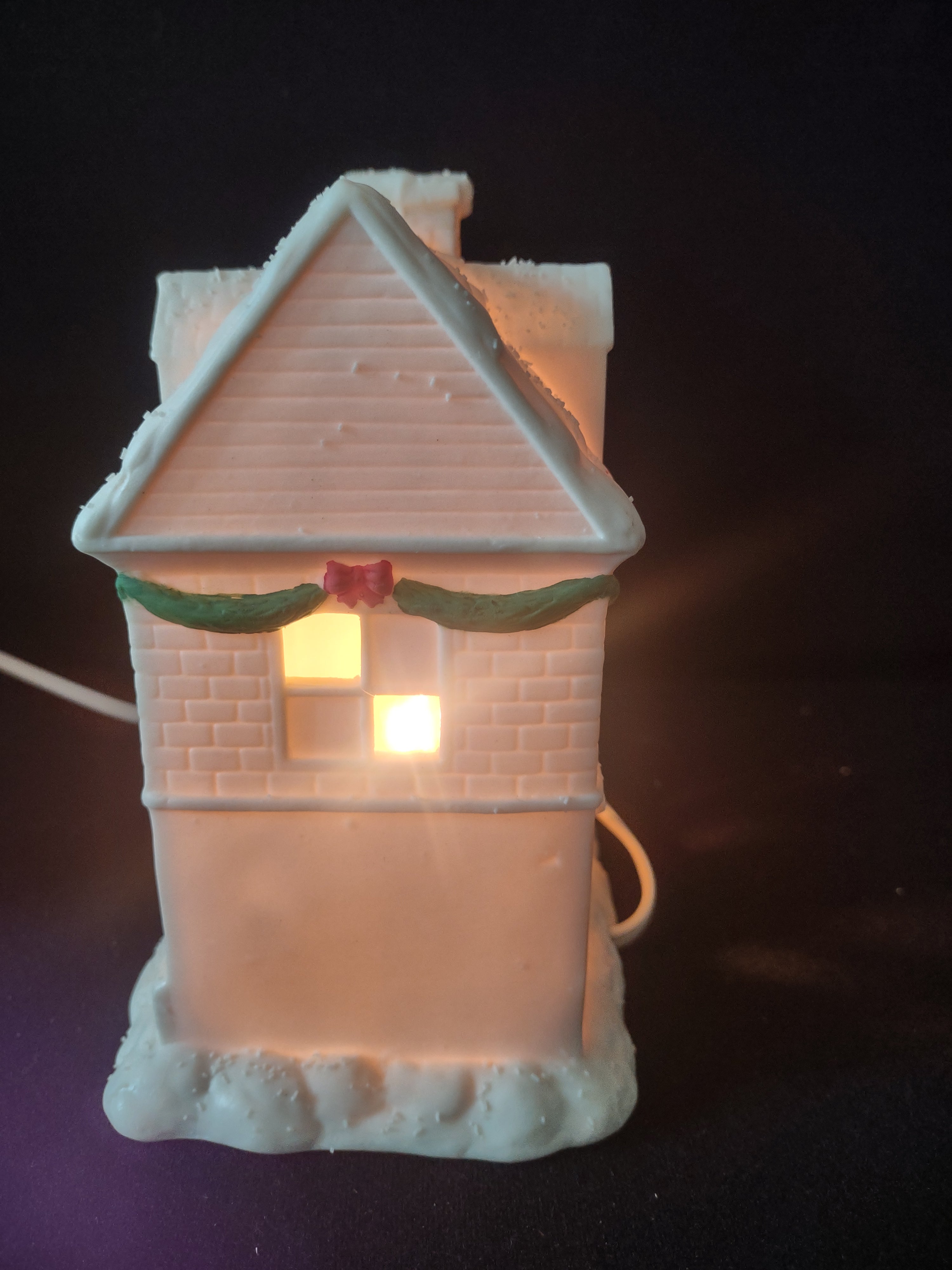 Vintage Thrift Drug Winter Wonderland Village Porcelain Light Up House (Lot 3597