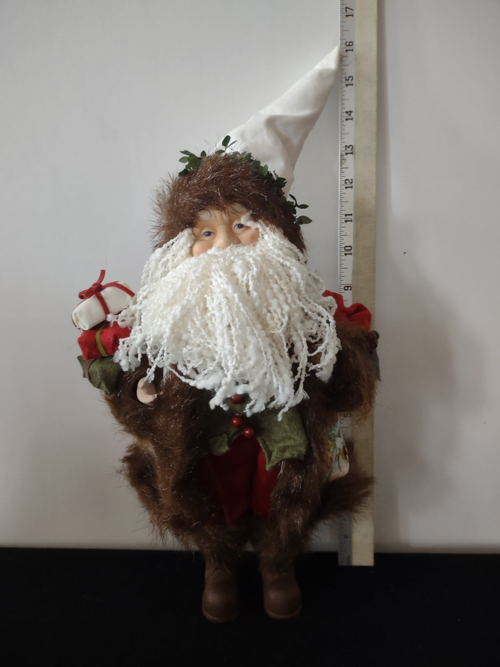 Vintage Rustic Christmas Santa Claus Ceramic Face Berry Trimmed Hat (Lot 3741)