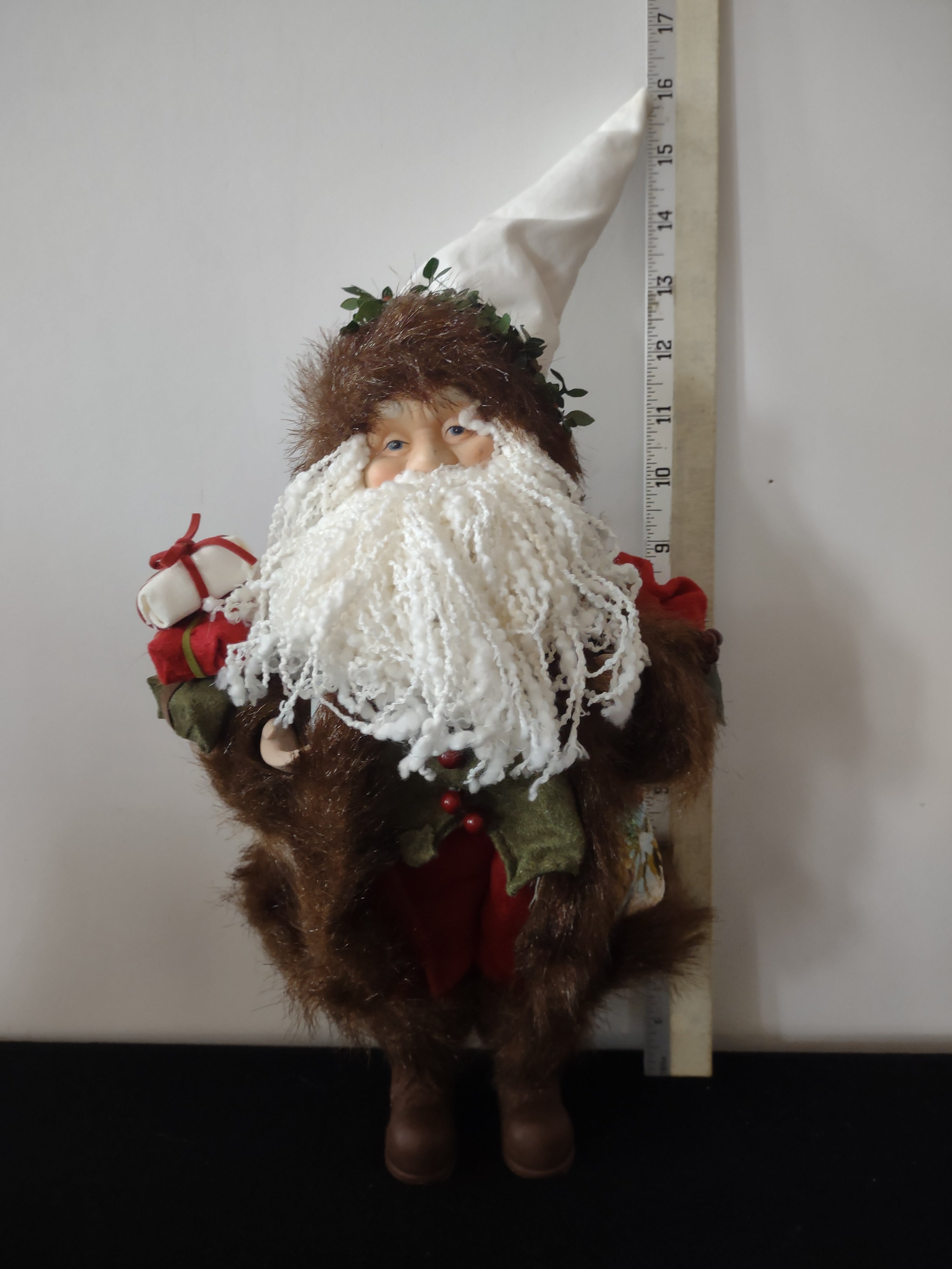 Vintage Rustic Christmas Santa Claus Ceramic Face Berry Trimmed Hat (Lot 3741)