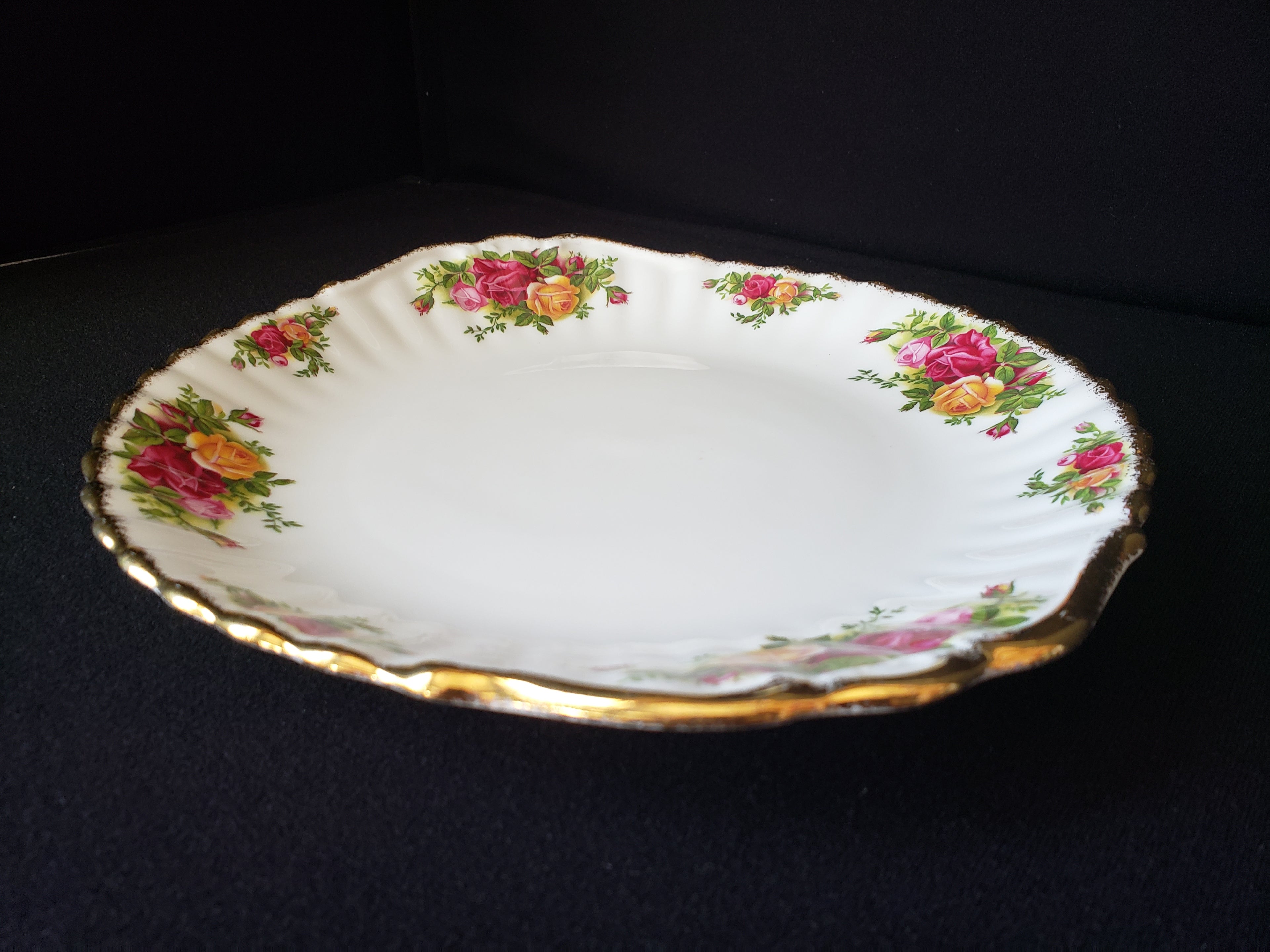 Vintage Royal Albert Cake Plate Old country Roses Gold Trim (lot 2043)