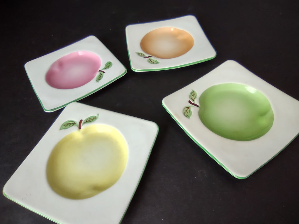 England Chelsea Set of 4 Small Square plates Apple Design (lot 1132)