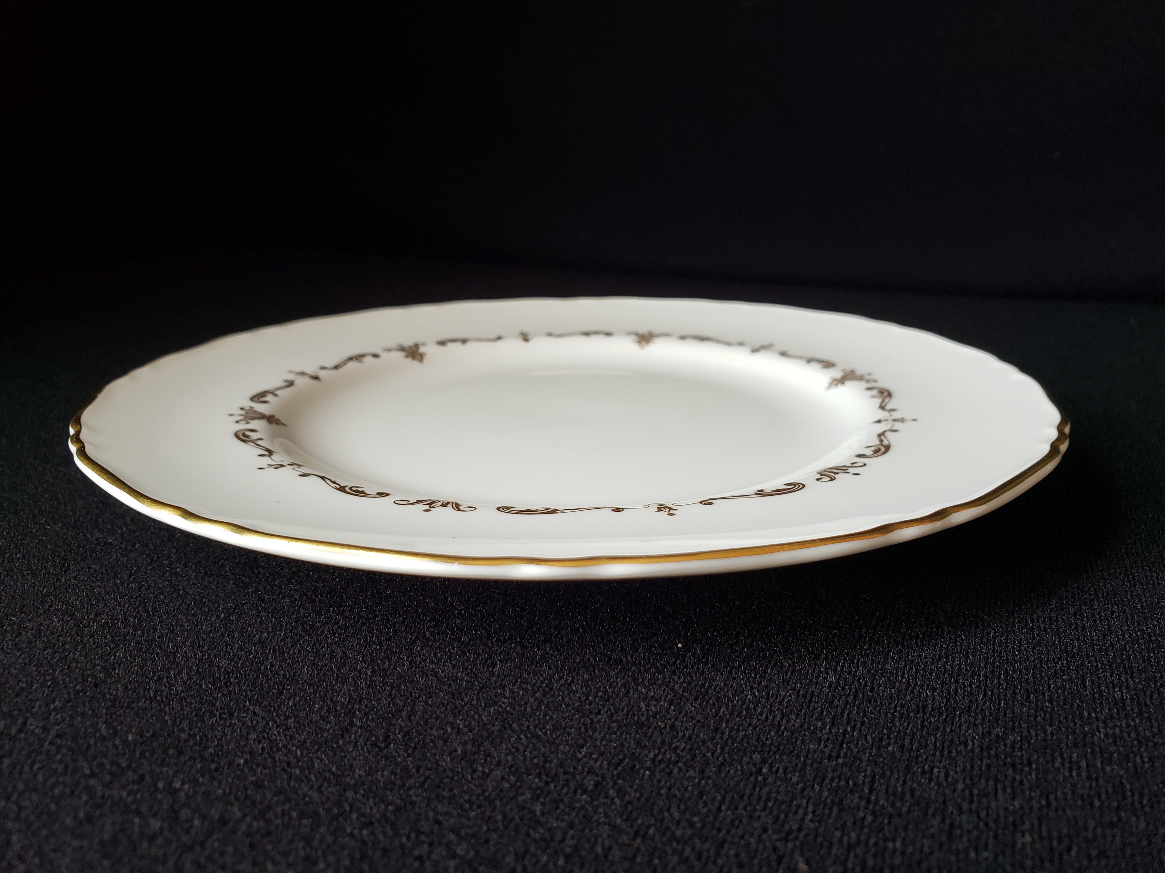 Vintage Royal Worcester Dessert or Luncheon Plate Gold Chantilly 8" (lot 2095)