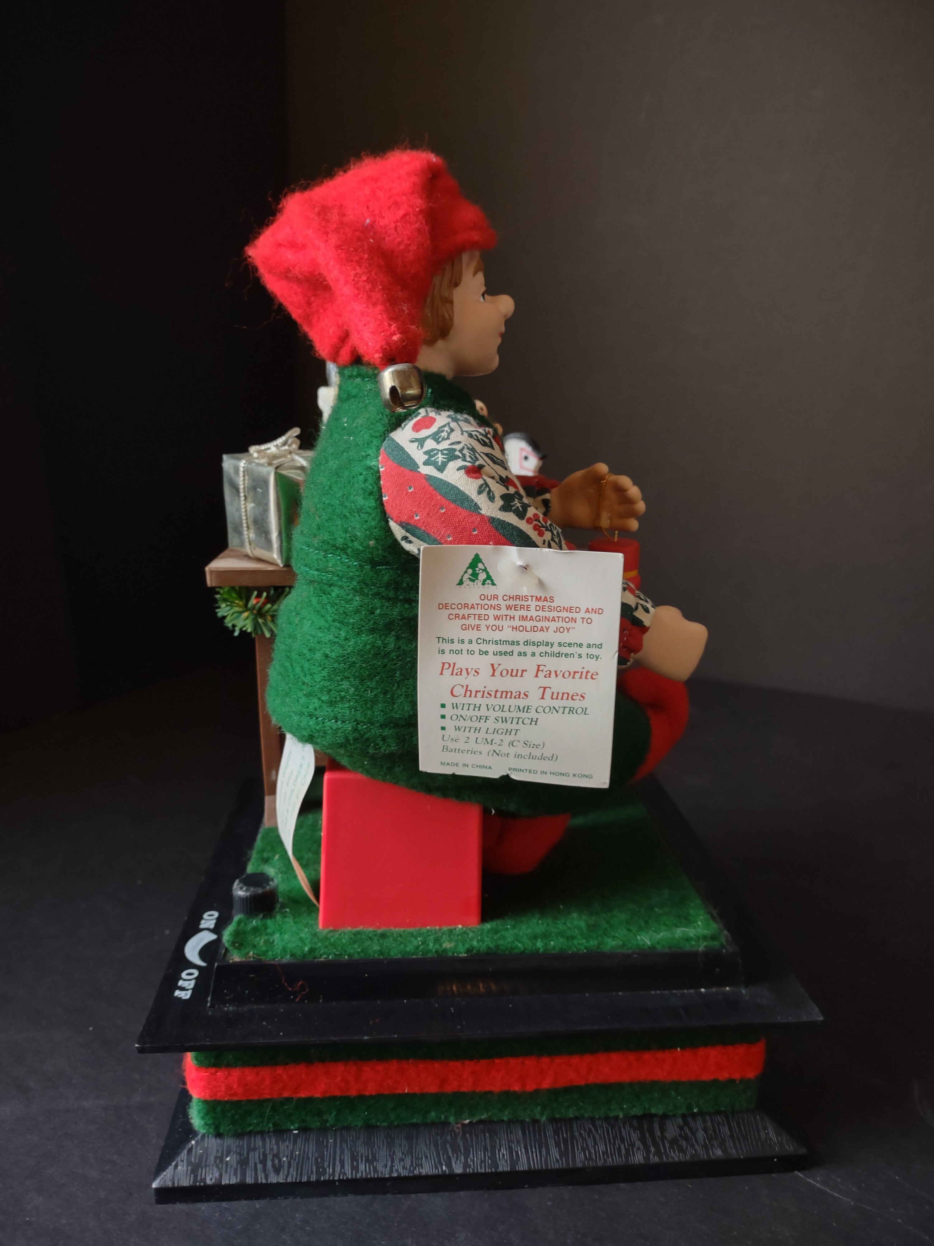 Vintage Christmas Musical Holiday Scene Plays Songs Elf (lot 1428)