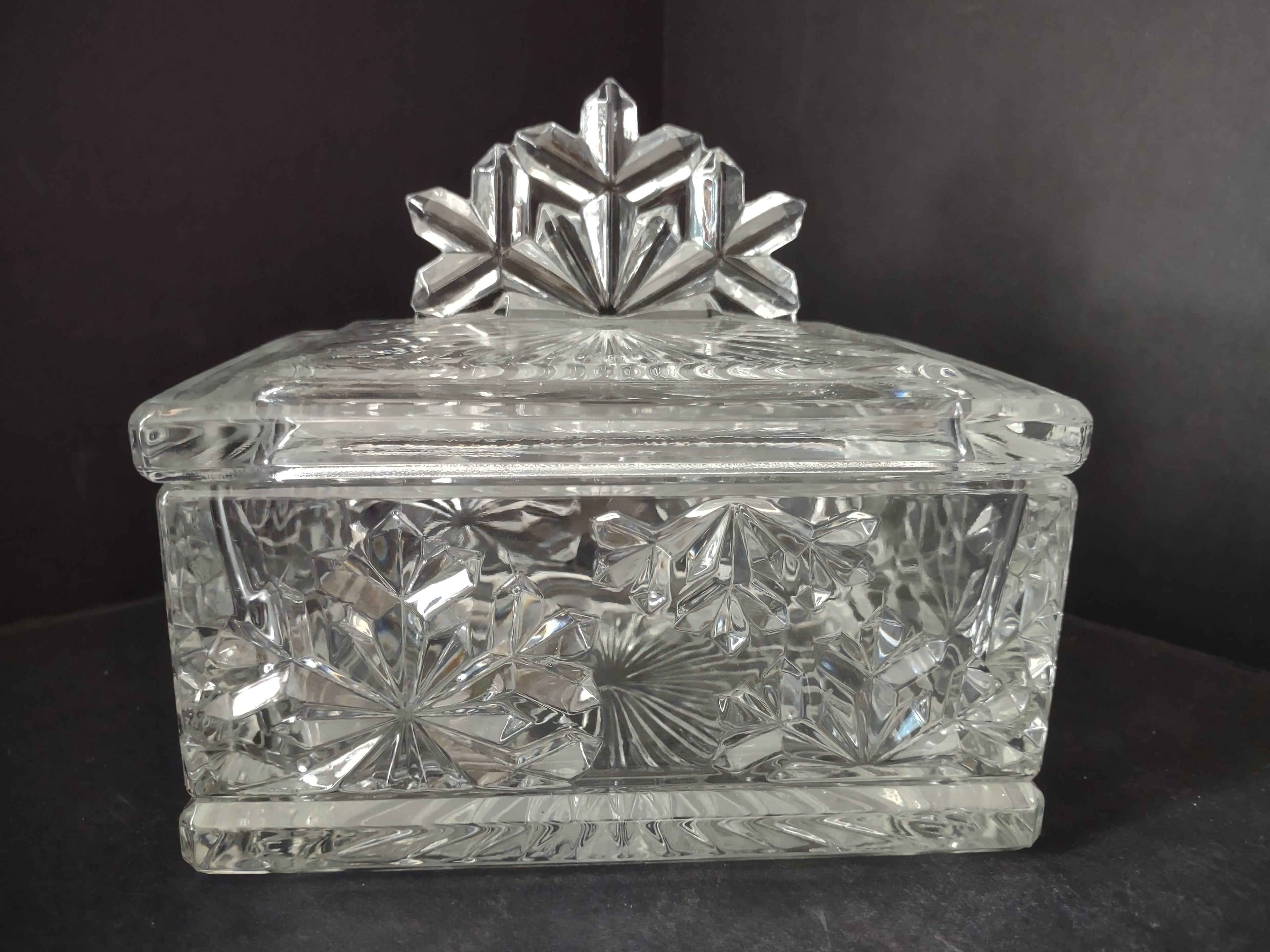 Vintage Snowflakes Christmas Glass Jewelry Box Made in USA (lot 2988c)
