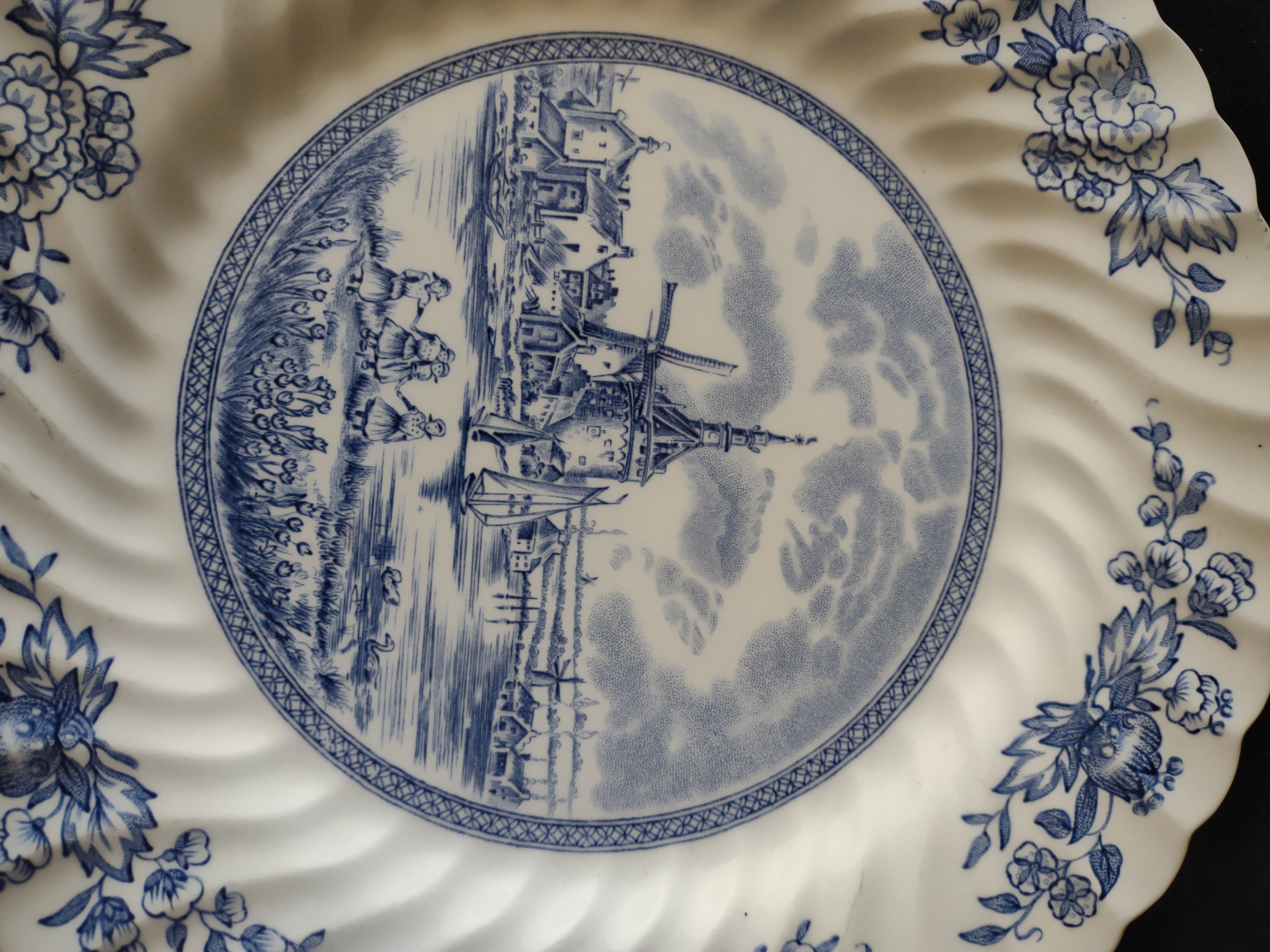 Vintage Johnson Brothers 10" Dinner Plate Ironstone Tulip Time x 2 (Lot 5595)