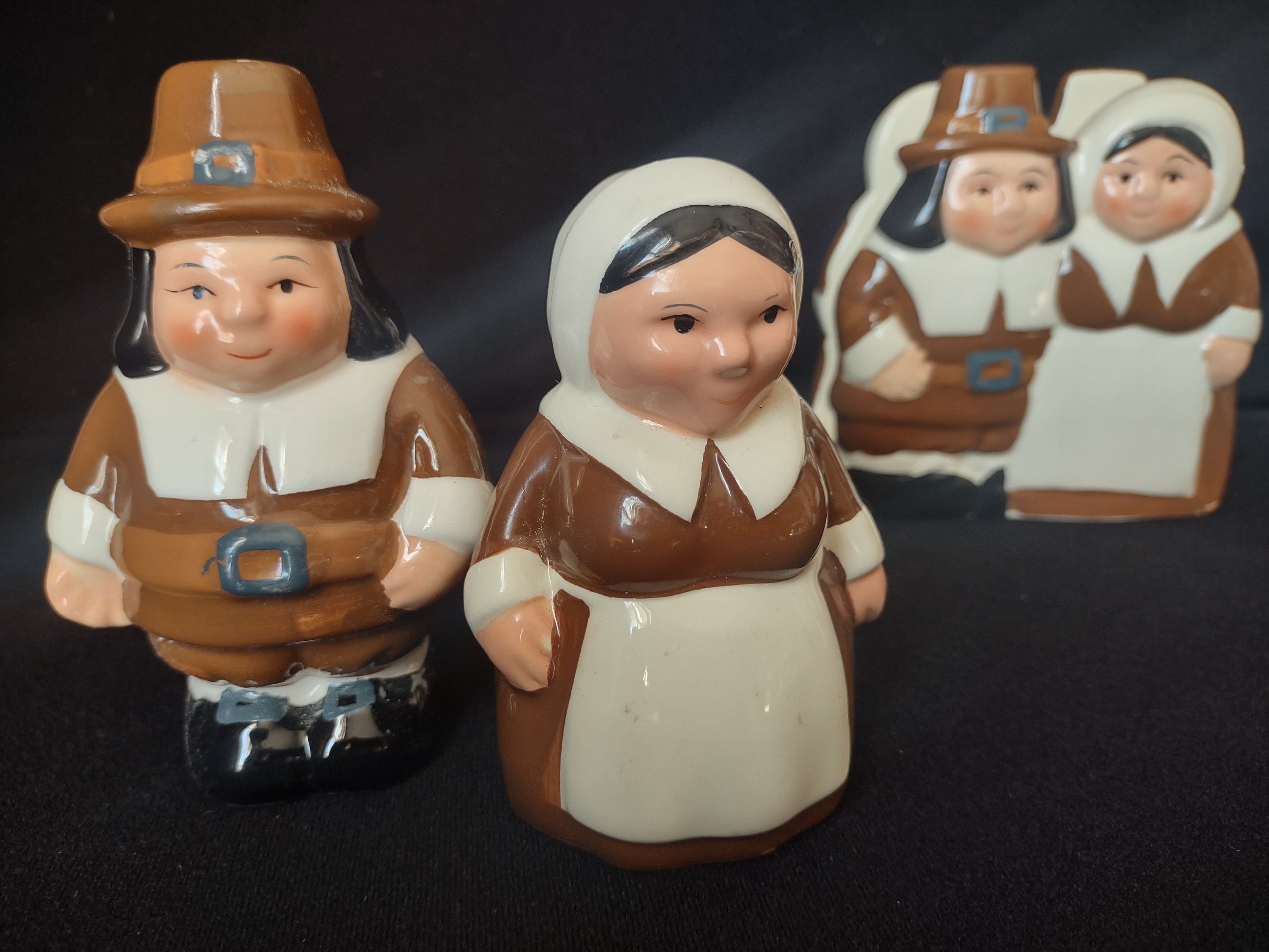 The Pilgrim Pair Thanksgiving Set Salt Pepper Shaker Napkin Holder (lot 2236)