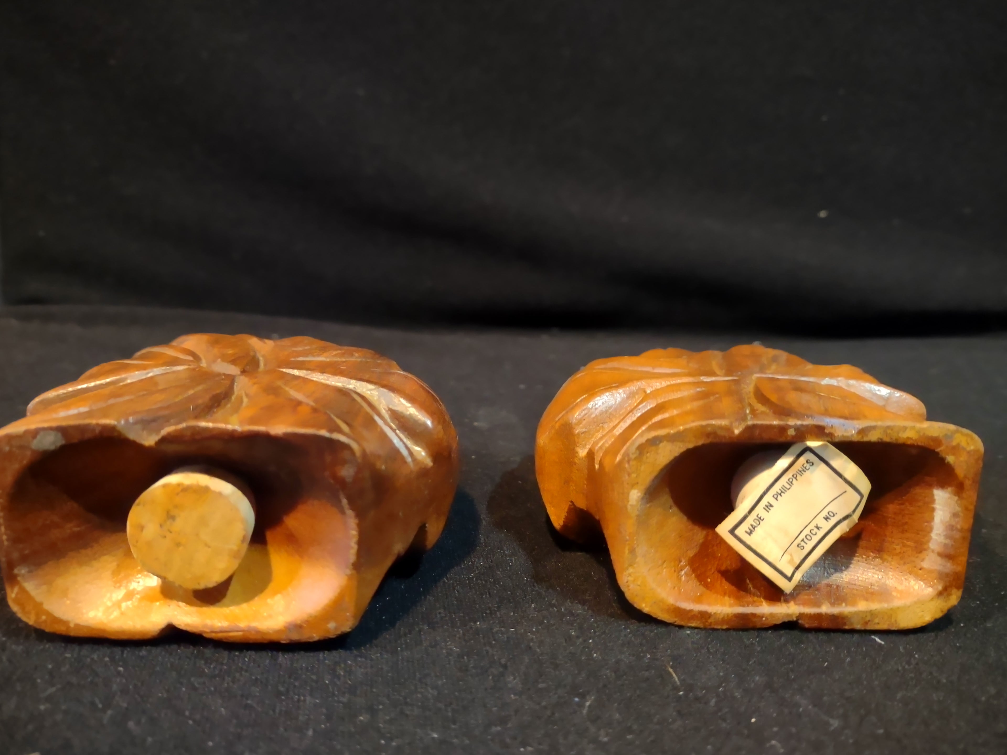 Vintage Philippines Wooden Carved Leaf Flower Salt and Pepper Shaker (lot 5380)