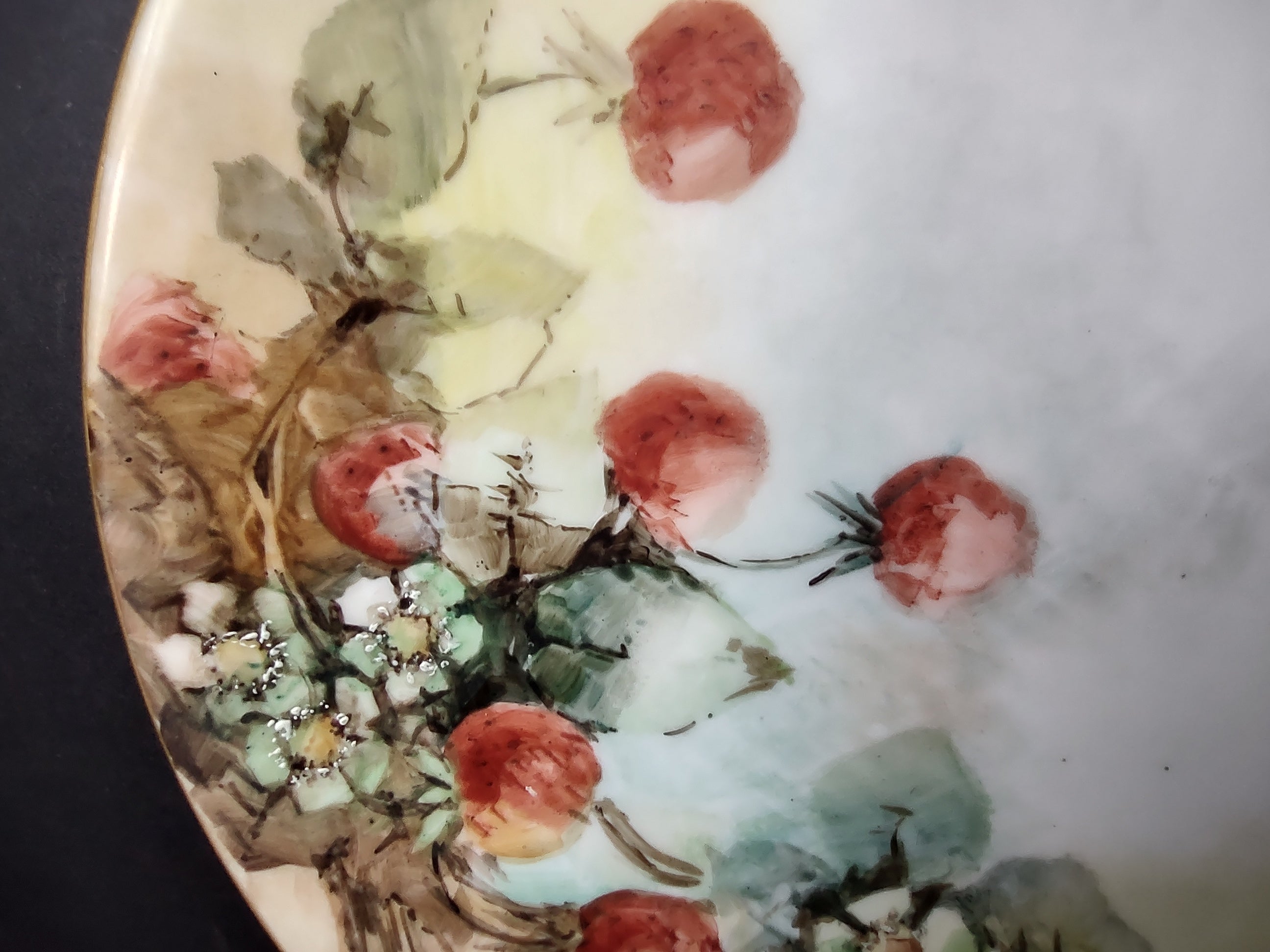 TV Limoges France Cabinet Strawberry Design 9-1/2" Plate (lot 1113)