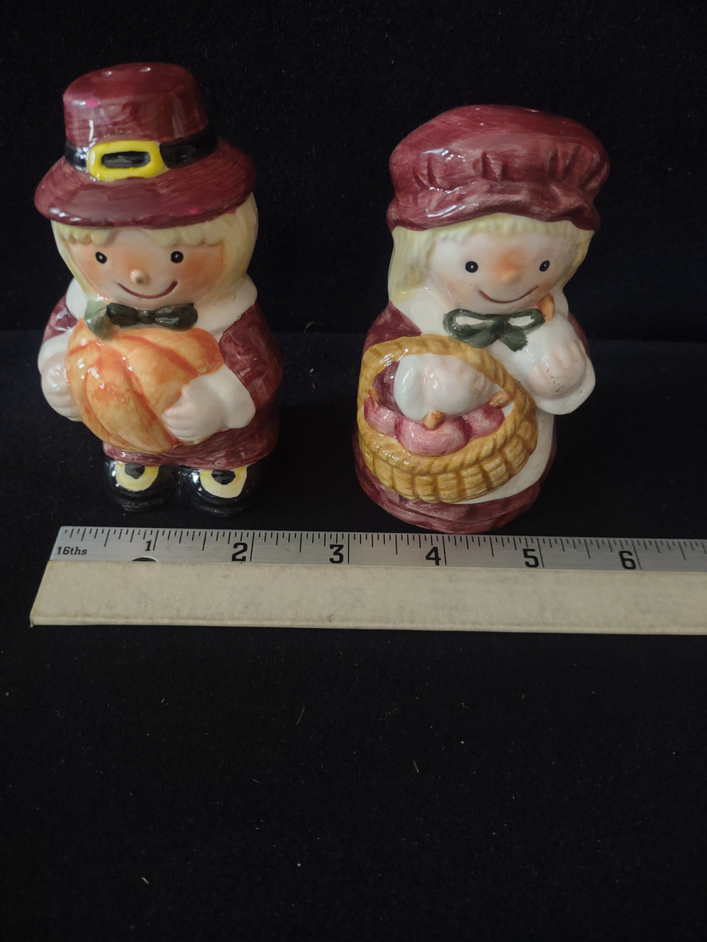 Thanksgiving/Fall Ceramic Pilgrim Salt And Pepper Shakers (Lot 3445)