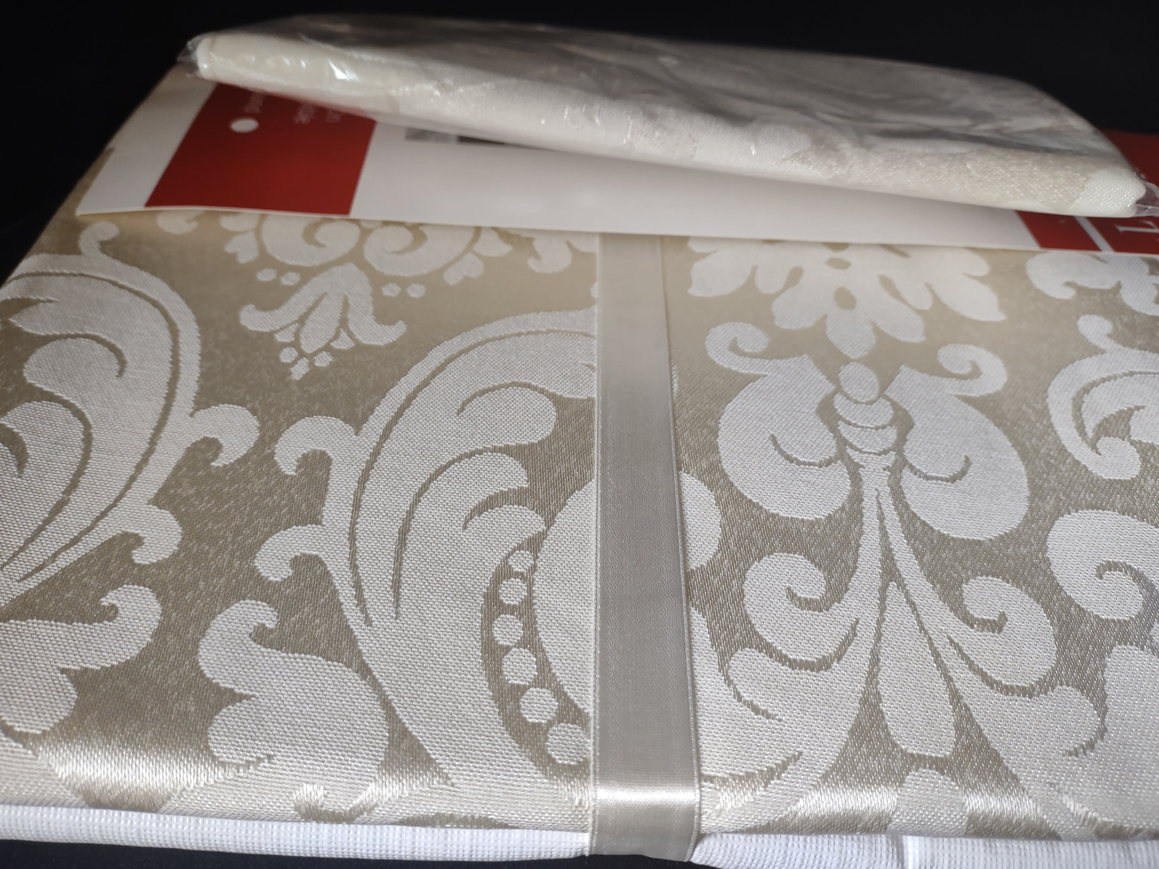 Ivory Table Round 70" Tablecloth Vinyl Table Pad 6 Coordinating Napkins lot 1743