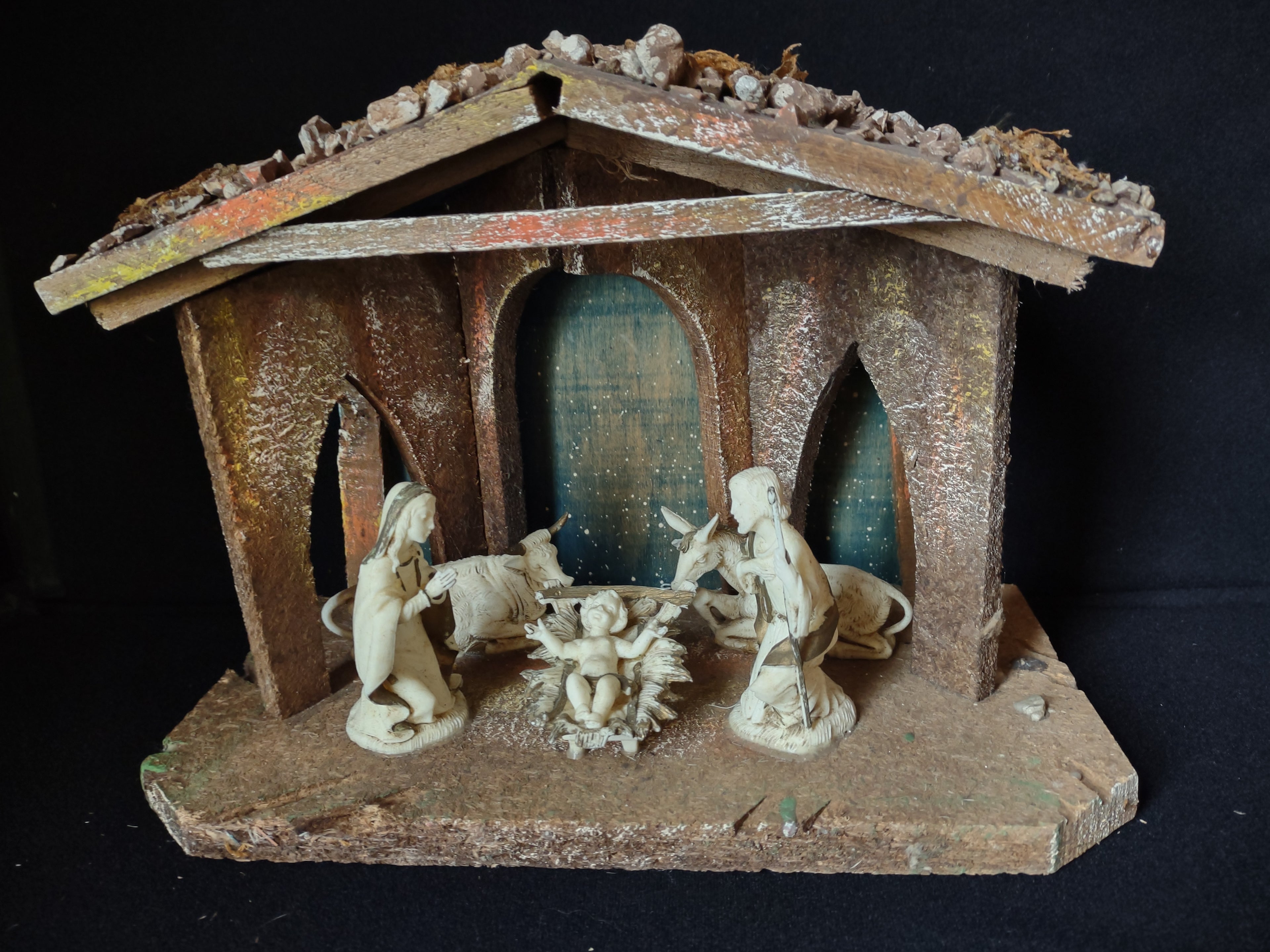 Christmas Nativity Scene Figurines Attached (lot 1596)