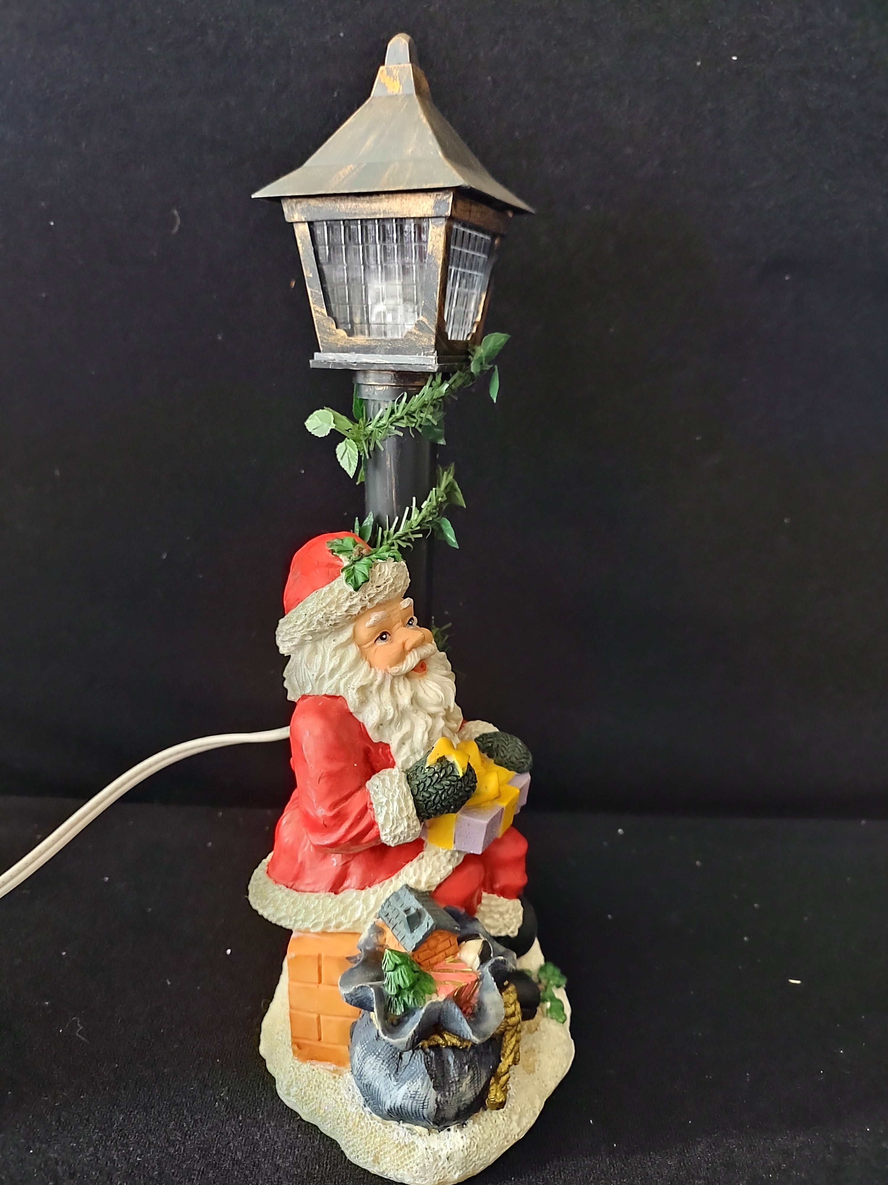 Vintage Christmas Santa Toy Sack Lamp Post Flickering Light (Lot 3651)