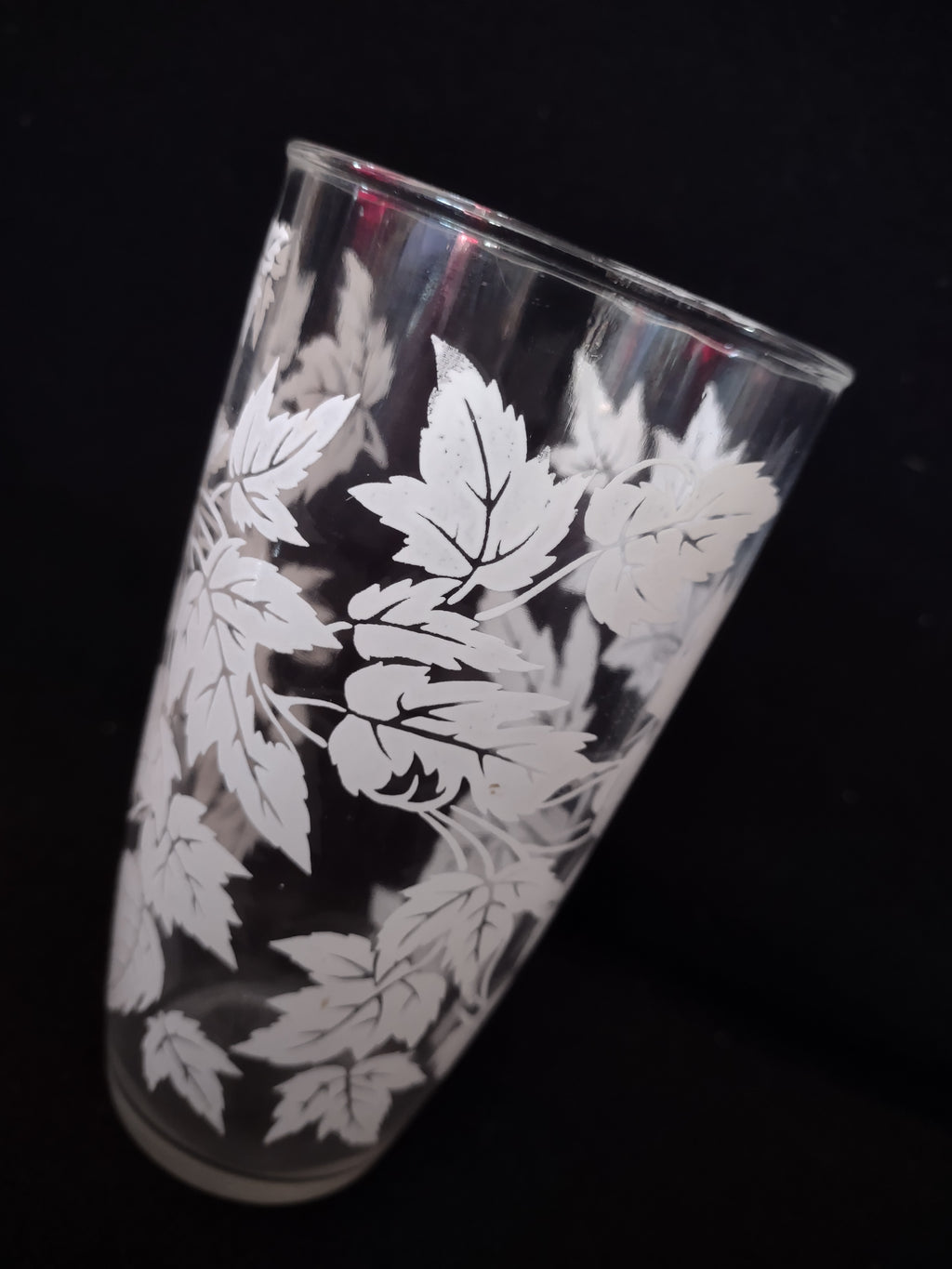 Vintage White Maple Leaves Tumbler Drinking Glass (lot 5176)