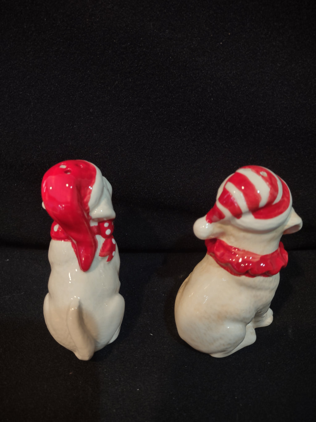 Vintage Christmas Ceramic Dog Puppy Salt Pepper Red Hats Scarves (Lot 4099)