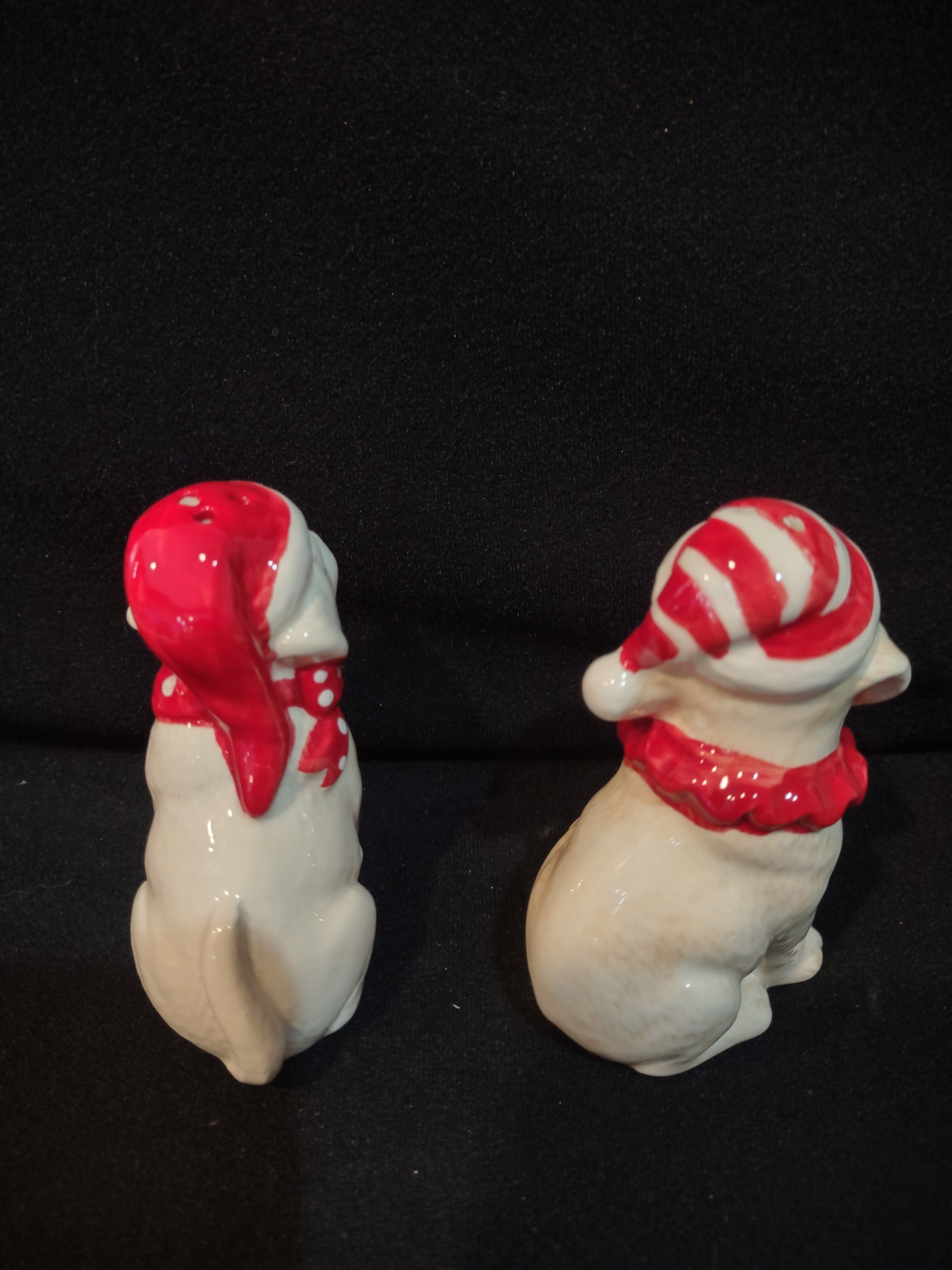 Vintage Christmas Ceramic Dog Puppy Salt Pepper Red Hats Scarves (Lot 4099)
