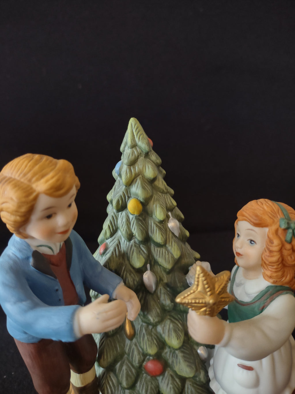 Avon Christmas Tree Memories 1982 Keeping Traditions Boy Girl (Lot 3609)