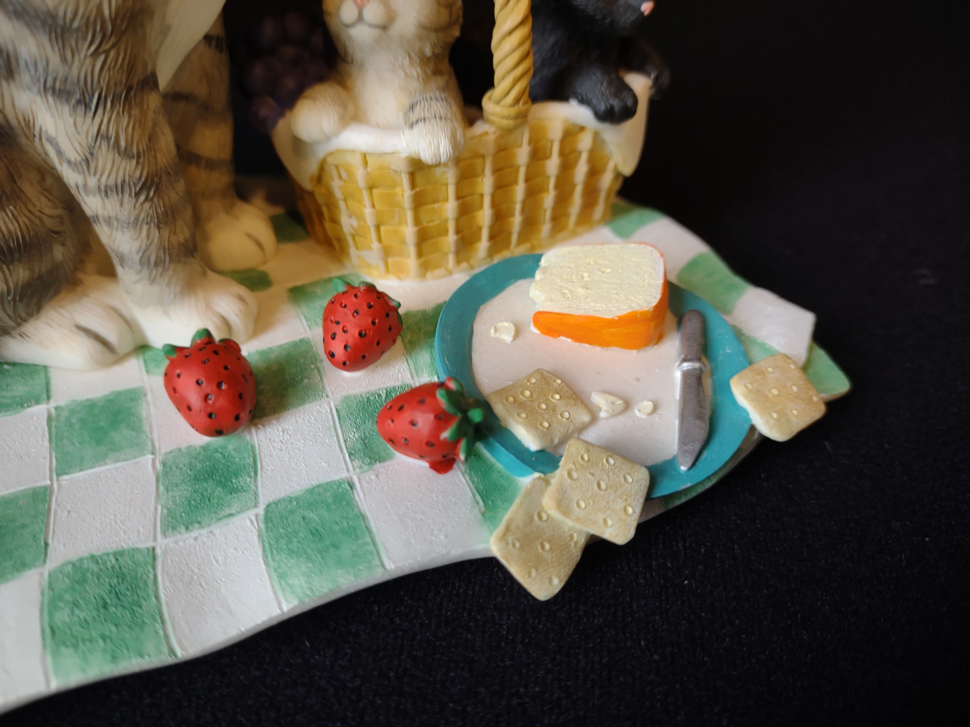 Lenox Family Picnic Mama Cat Kittens Strawberry & Cheese (lot 1633)
