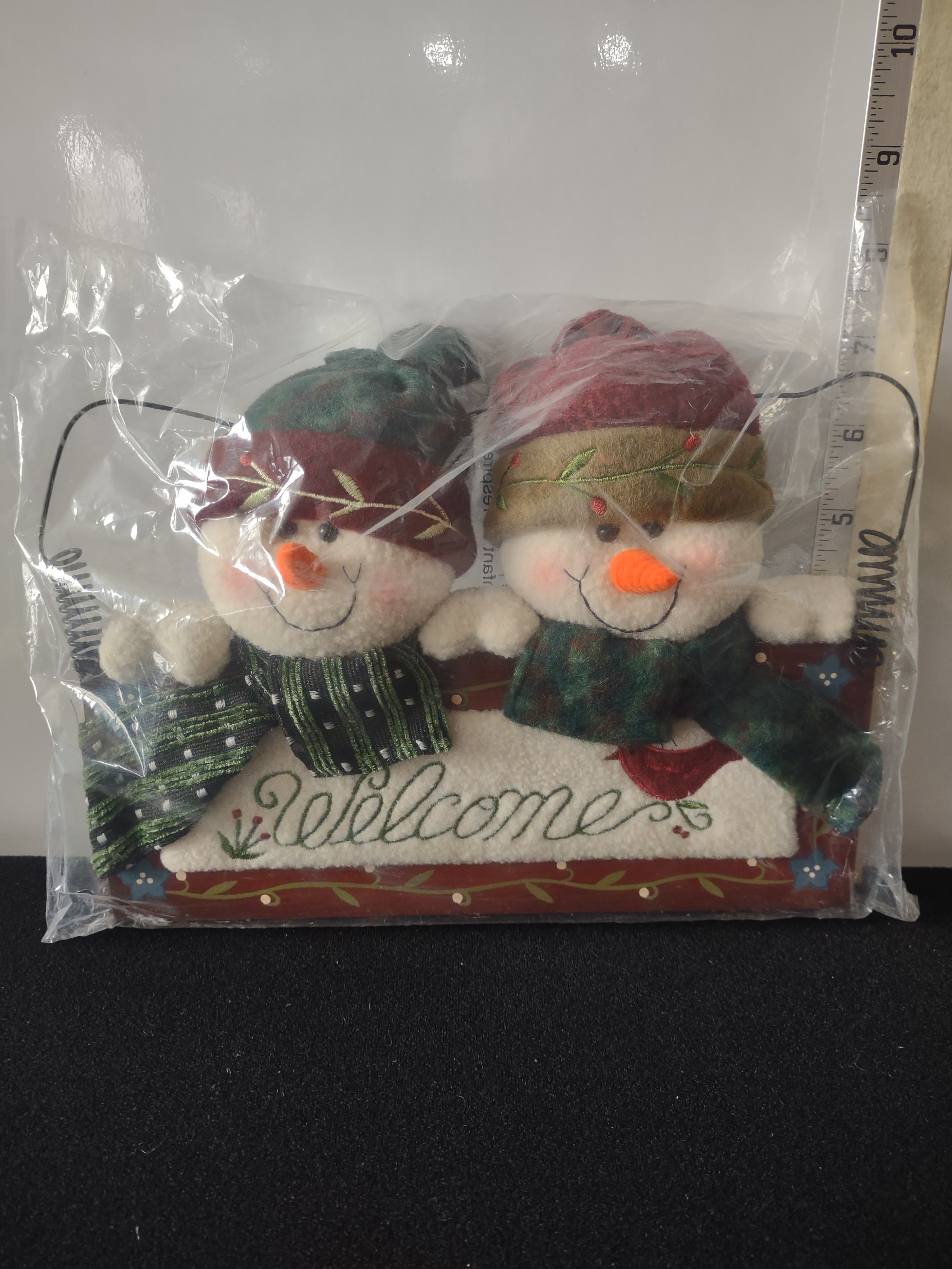 Christmas Winter Plush Snowmen Hats Scarves Welcome Wall Hanging (Lot 4621)
