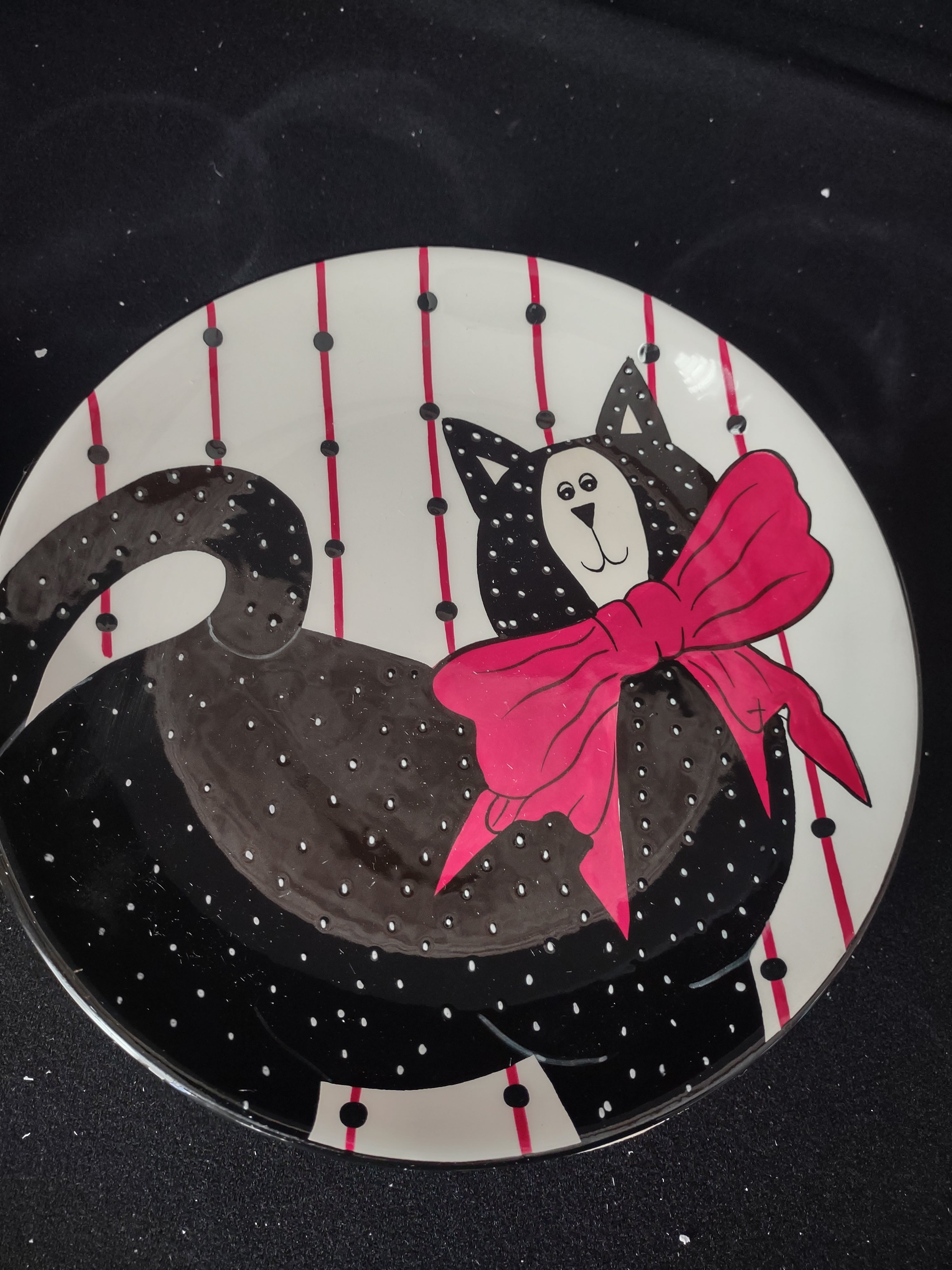 Boyds Home Kitty Dessert/ Salad Plates White Black Red set of 4 (lot 2387)