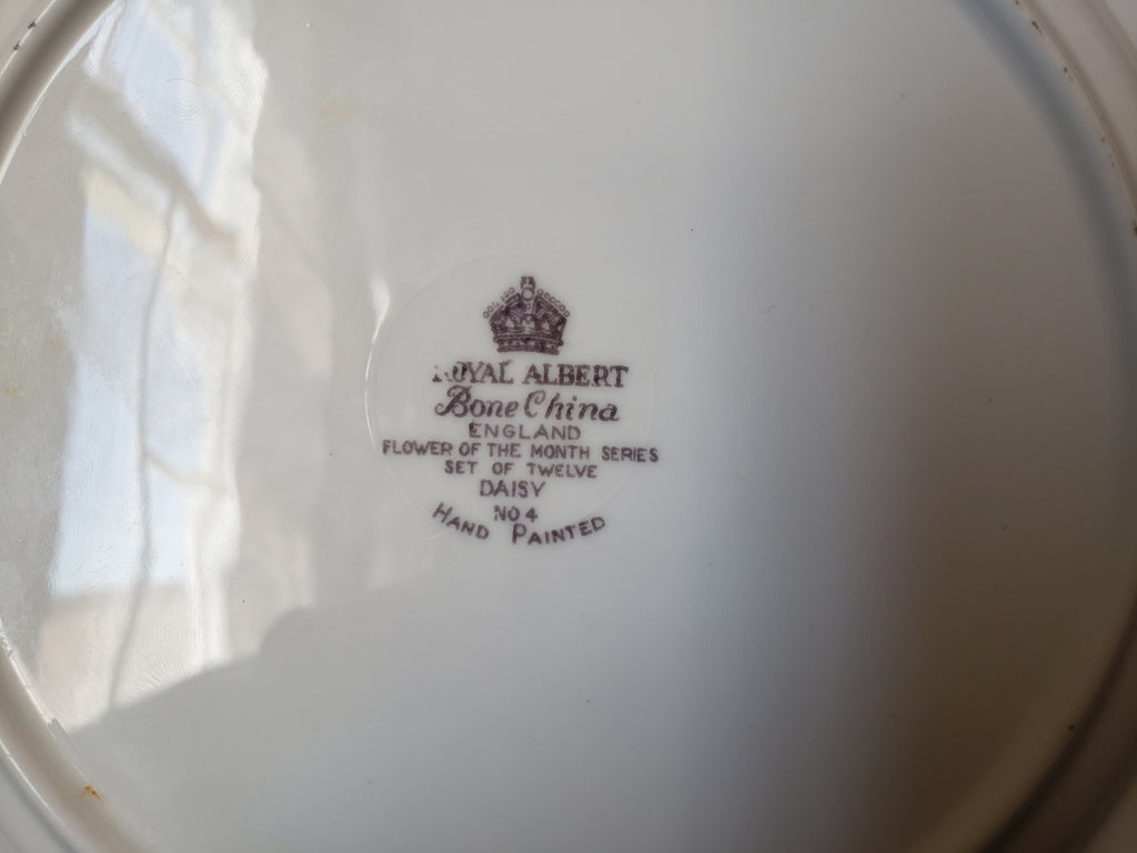 Vintage Royal Albert Daisy Dessert or Salad 8" Plate Flower of the Month (lot 2041)