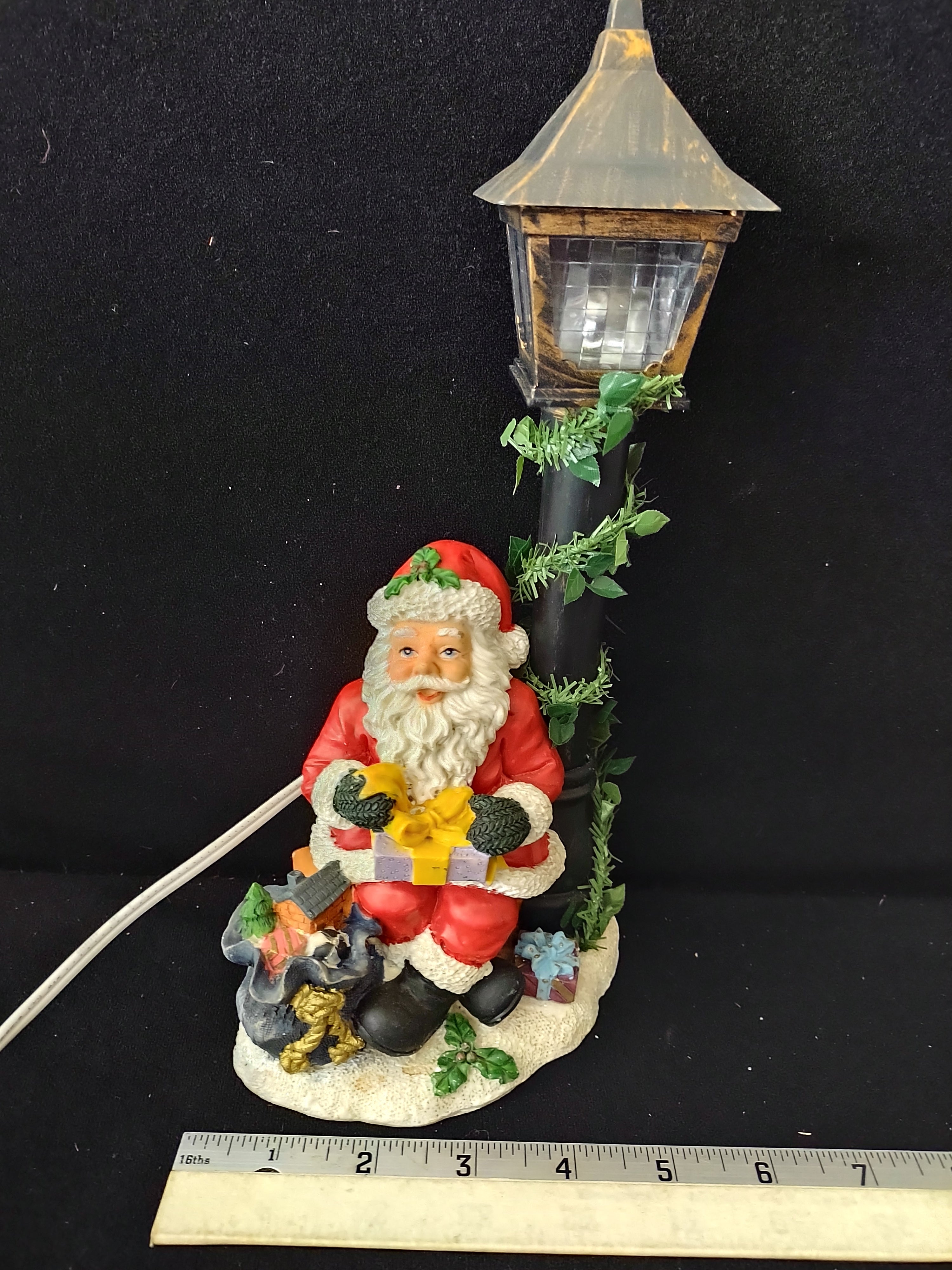 Vintage Christmas Santa Toy Sack Lamp Post Flickering Light (Lot 3651)