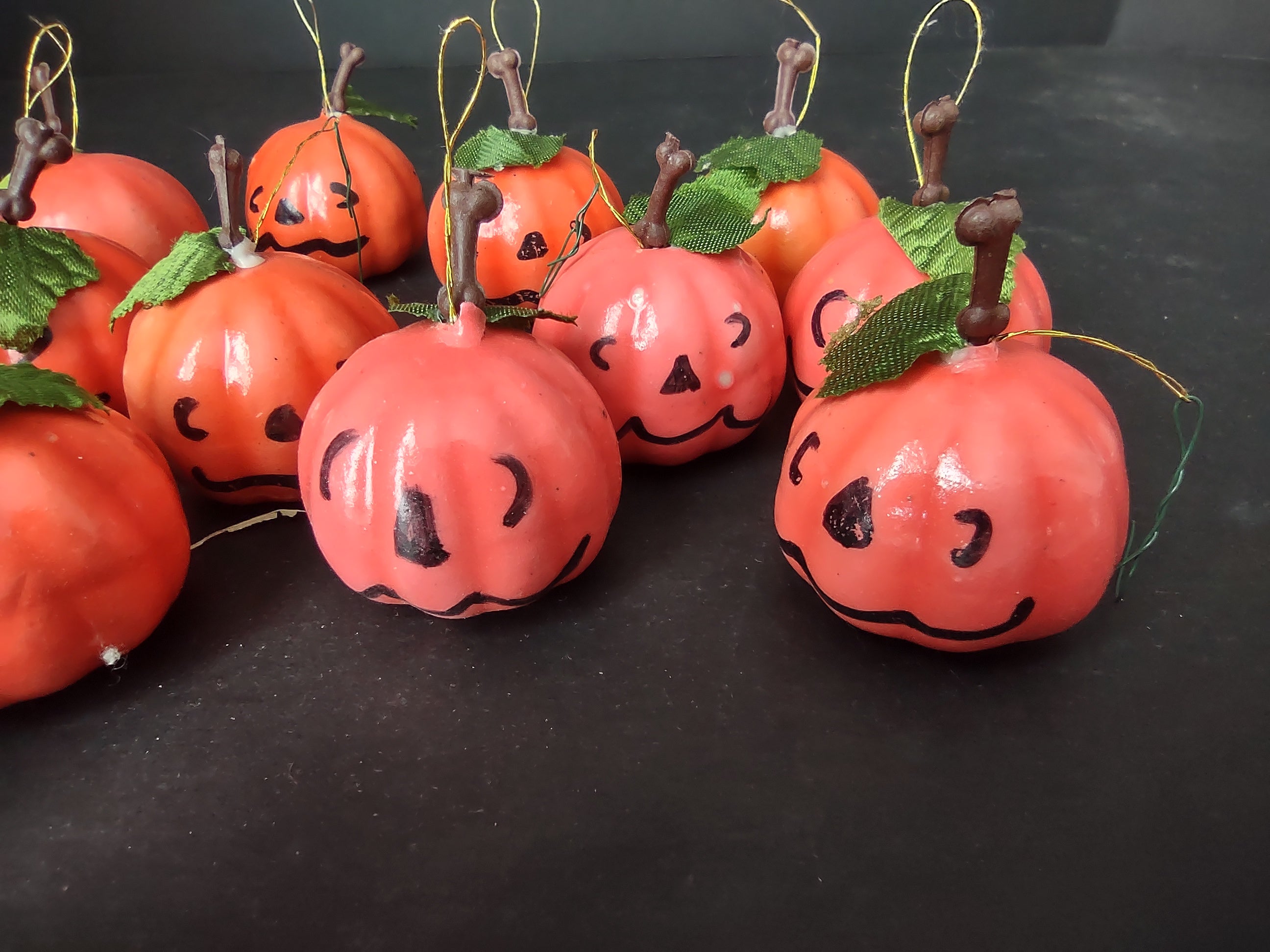 13 x Halloween Plastic Small Pumpkin Hanging Ornaments (lot 1144)