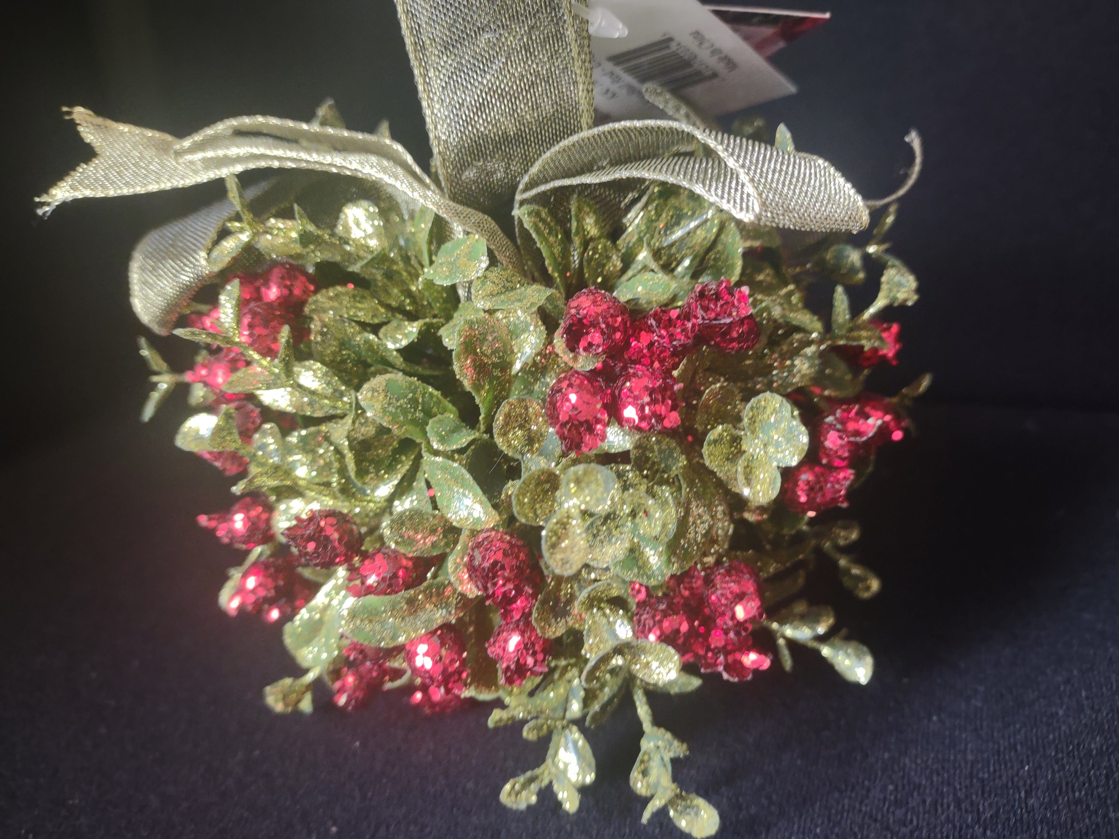 The Original Christmas Holiday Ornament Kissing Krystal Mistletoe (lot 1677)