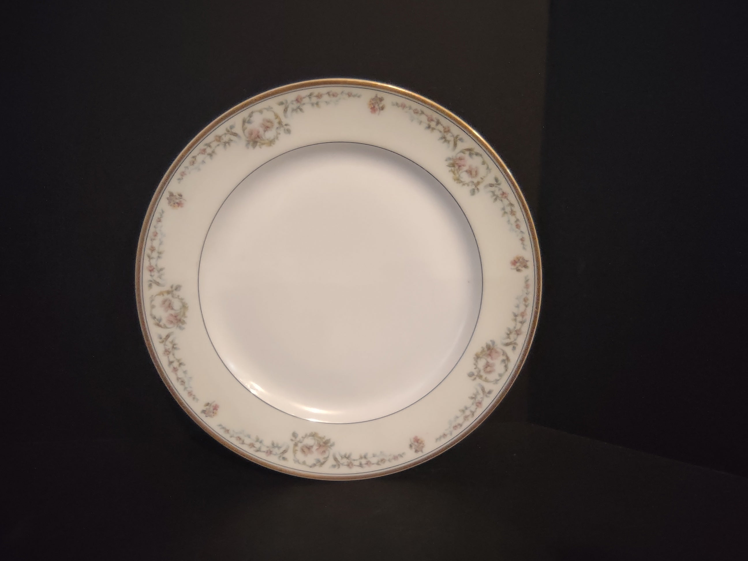 Haviland Limoges French Chic Rose Gold Trim Luncheon/Salad Plate (lot 1088)