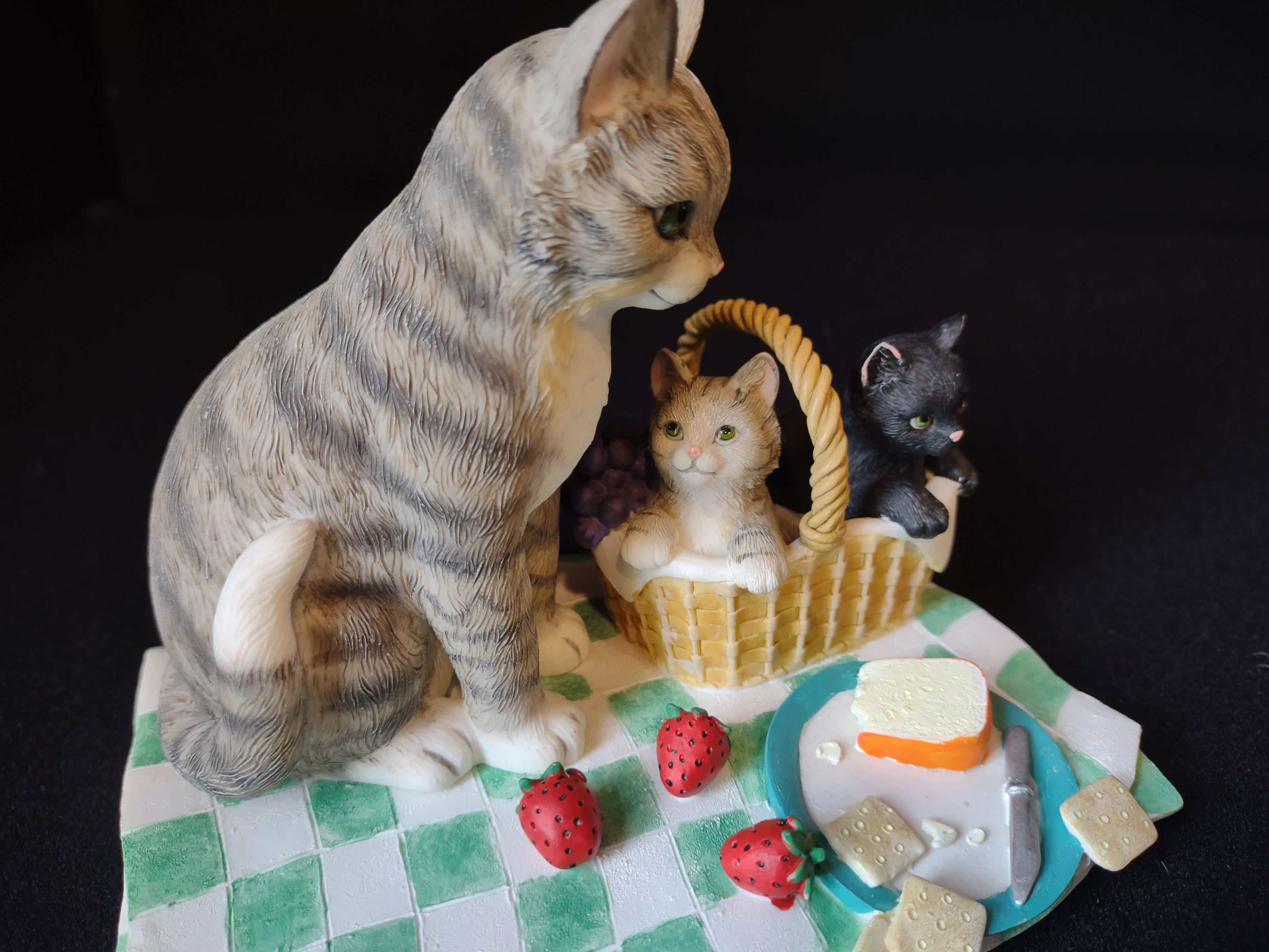 Lenox Family Picnic Mama Cat Kittens Strawberry & Cheese (lot 1633)