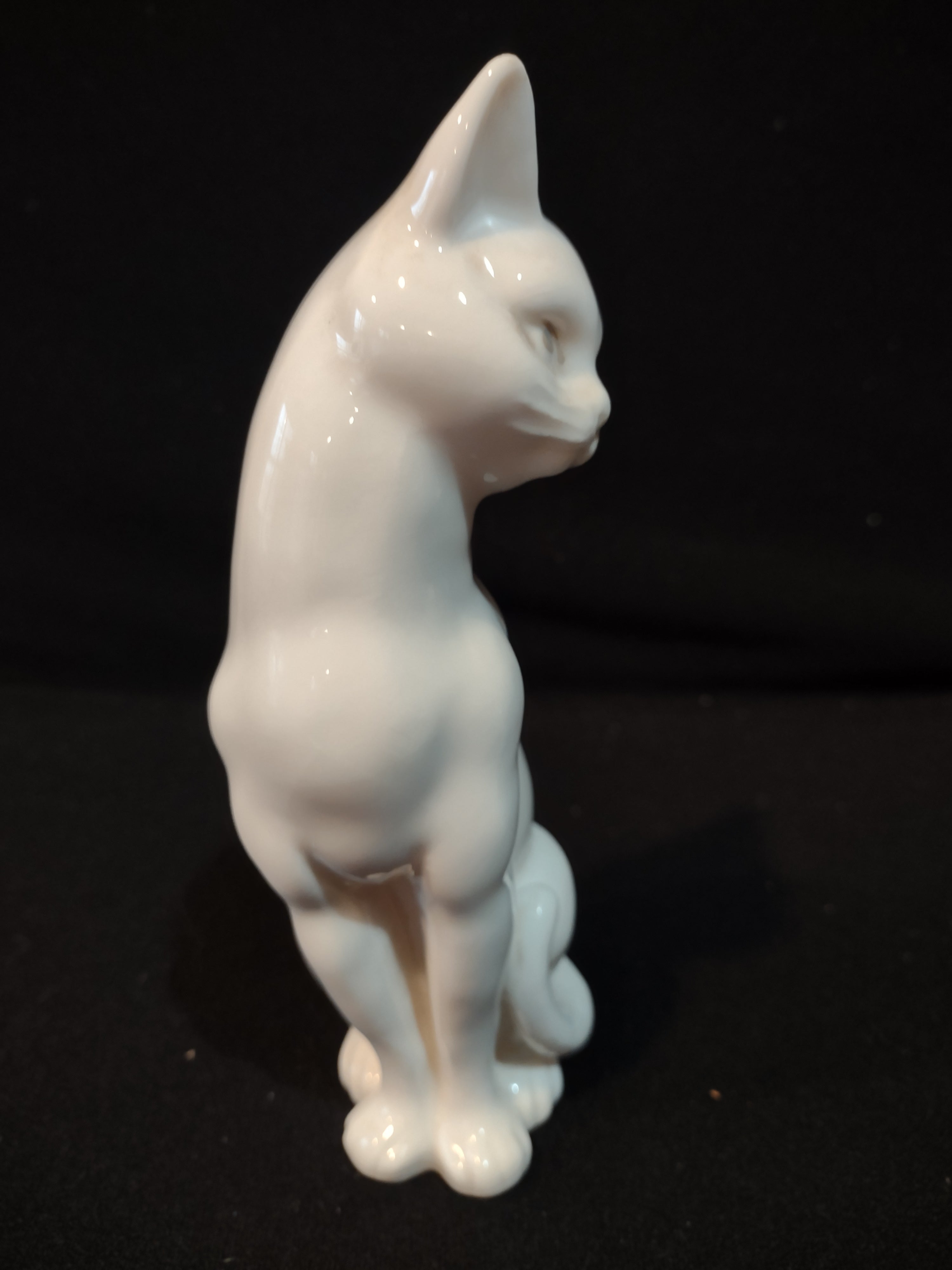 Vintage White Glaze Porcelain 7" Sitting Cat Figurine (Lot 5363)