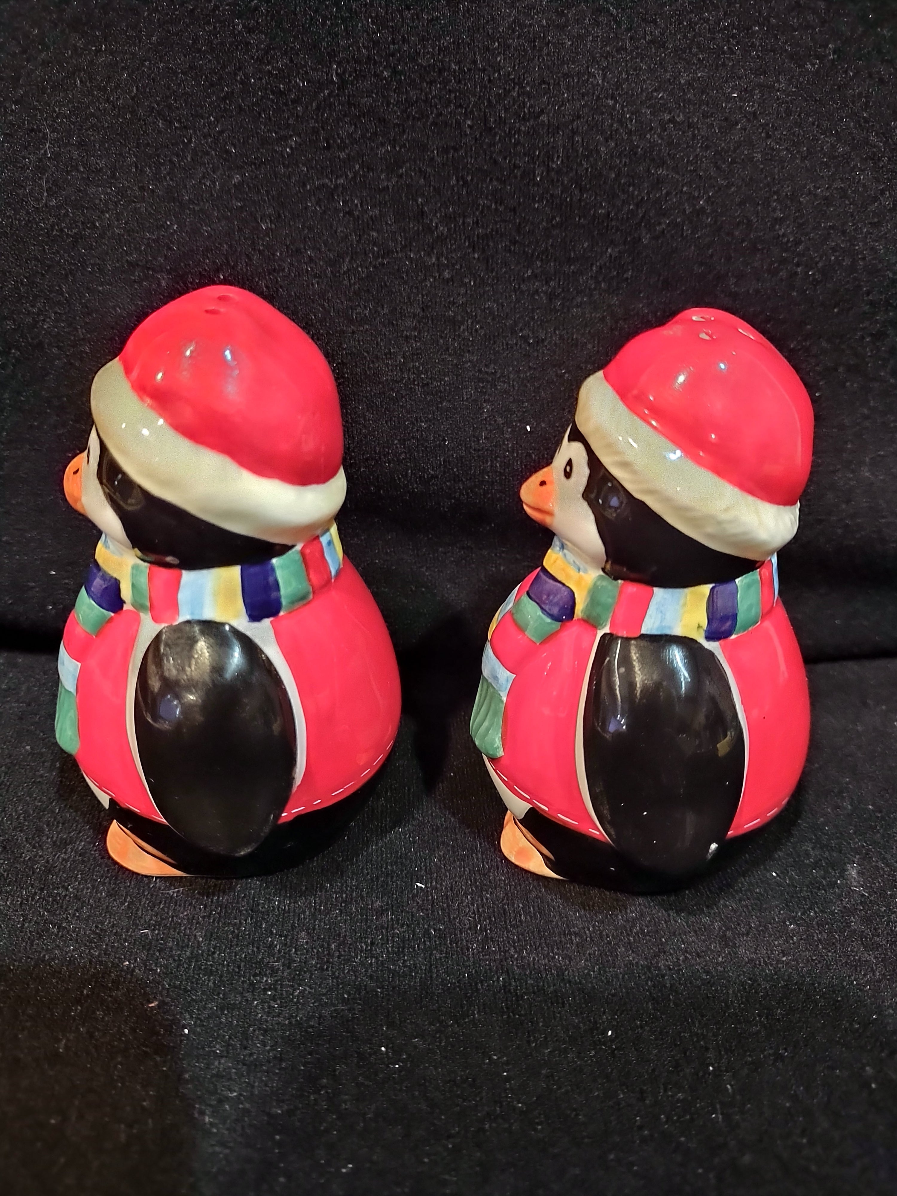 Vintage Christmas Scott's Collectables Penguin Salt Pepper Santa Hat (Lot 4105)