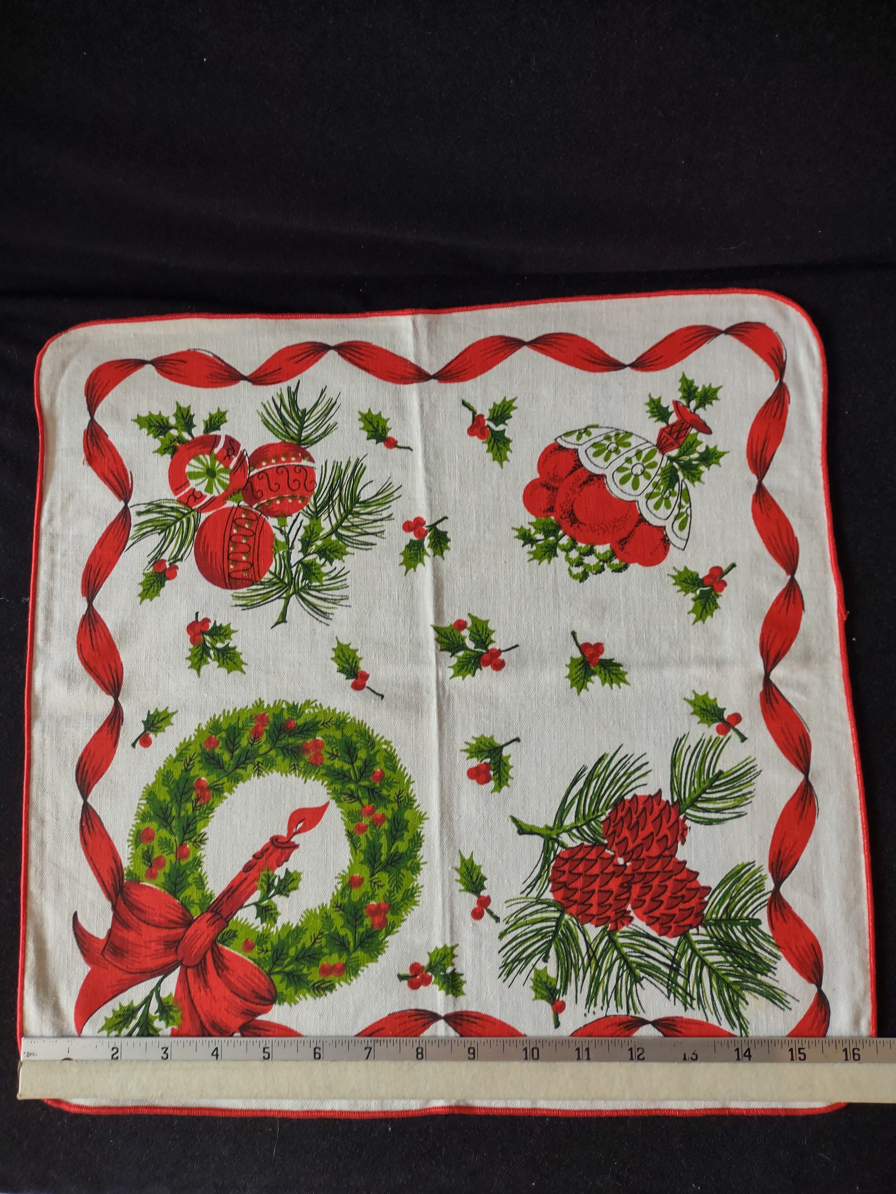 Christmas Napkins Fruit Bowl Holly Ornaments Wreath Set of 4 (Lot 4335)
