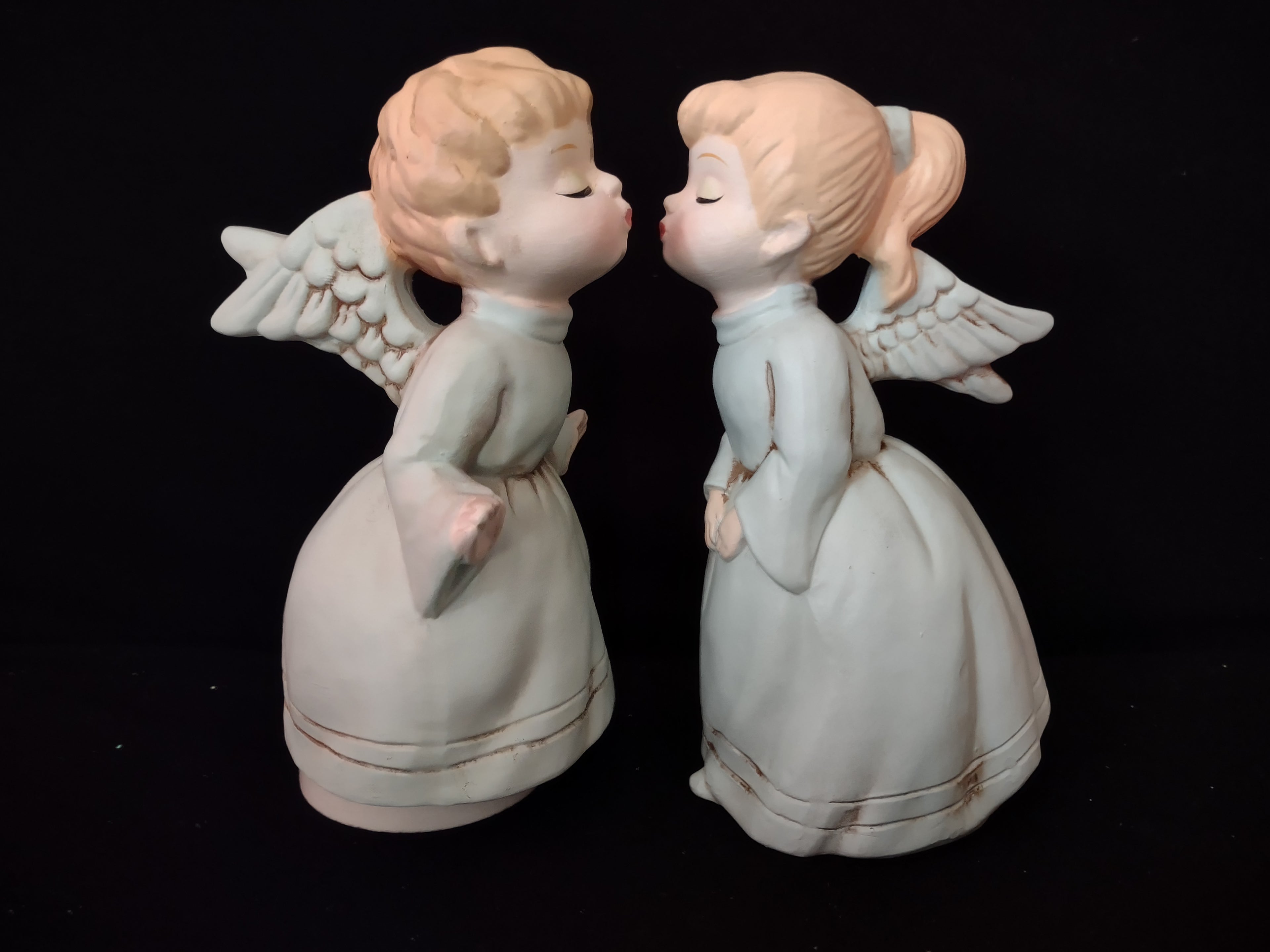 Vintage Ceramic Kissing Angels Japan Musical Where Do I Begin (Lot 3979)