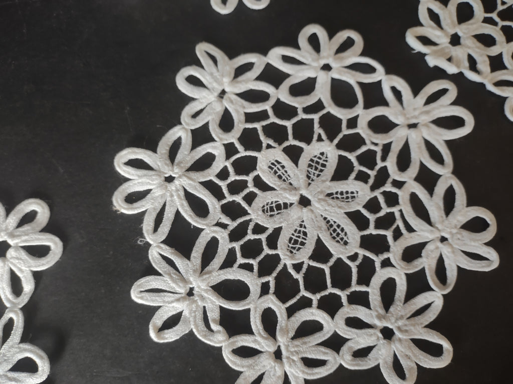 Set of 10 Snowflake Doilies 6" White (lot 1755)