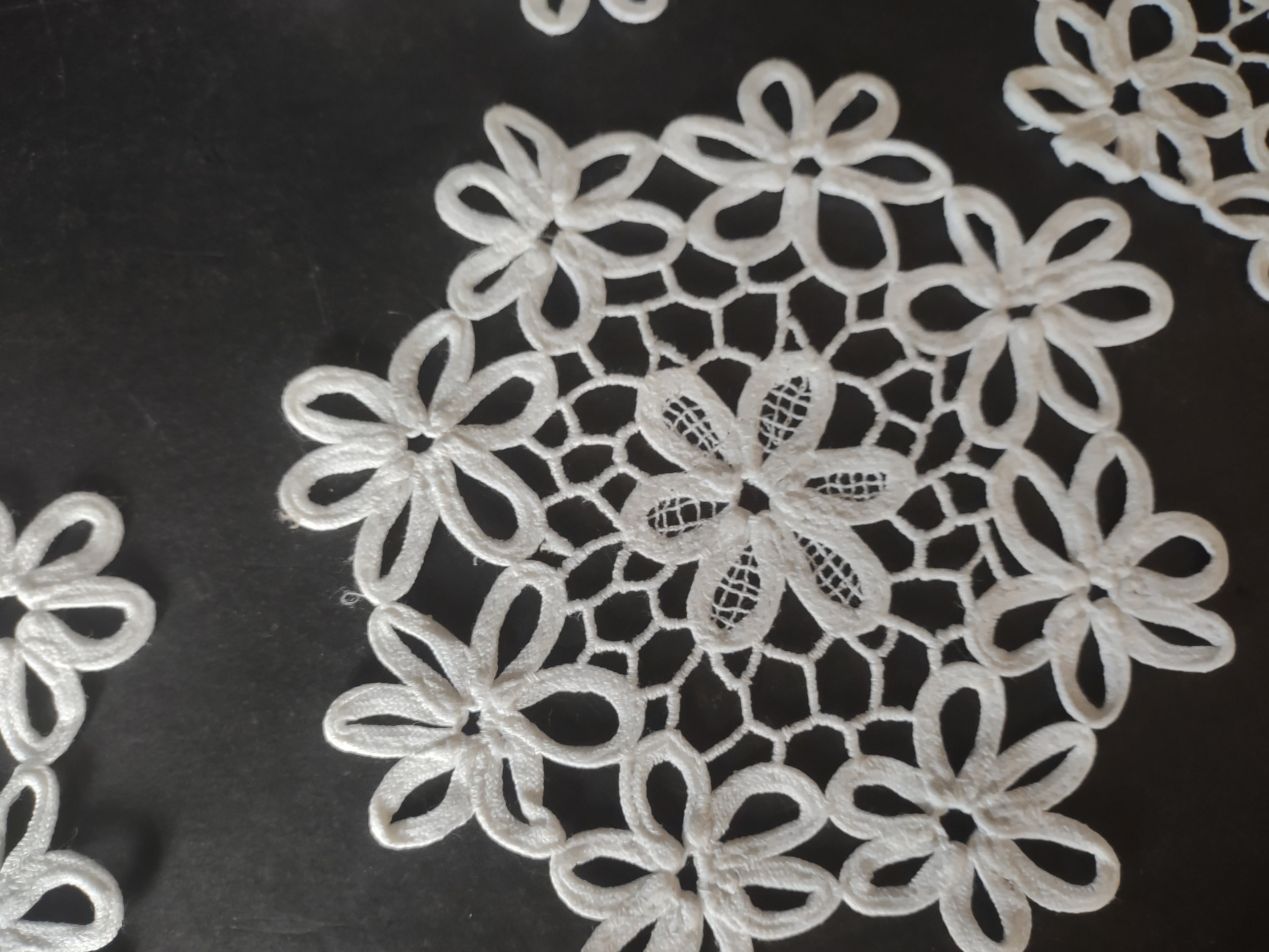 Set of 10 Snowflake Doilies 6" White (lot 1755)