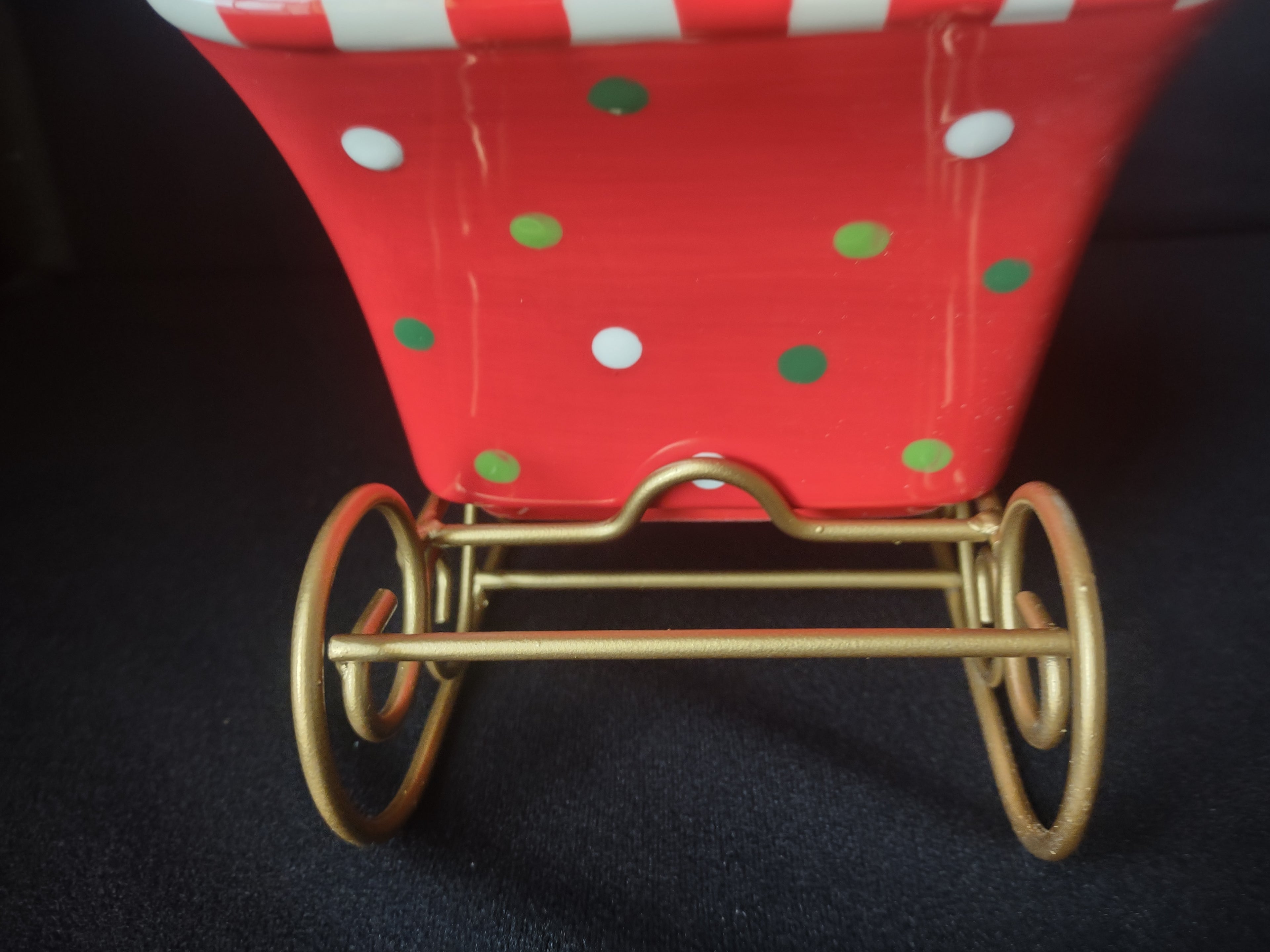 Christmas Ceramic Sleigh Bowl with Stand (lot 1592)