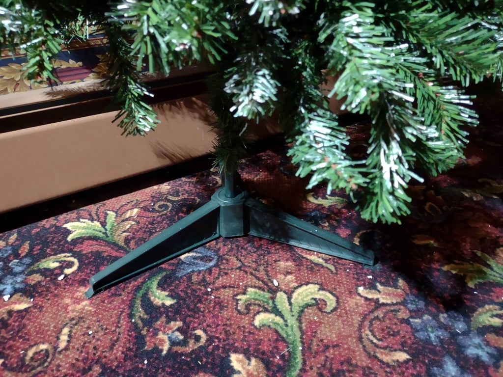Christmas Artificial Green No Lights Sprayed with Snow (lot 3382)