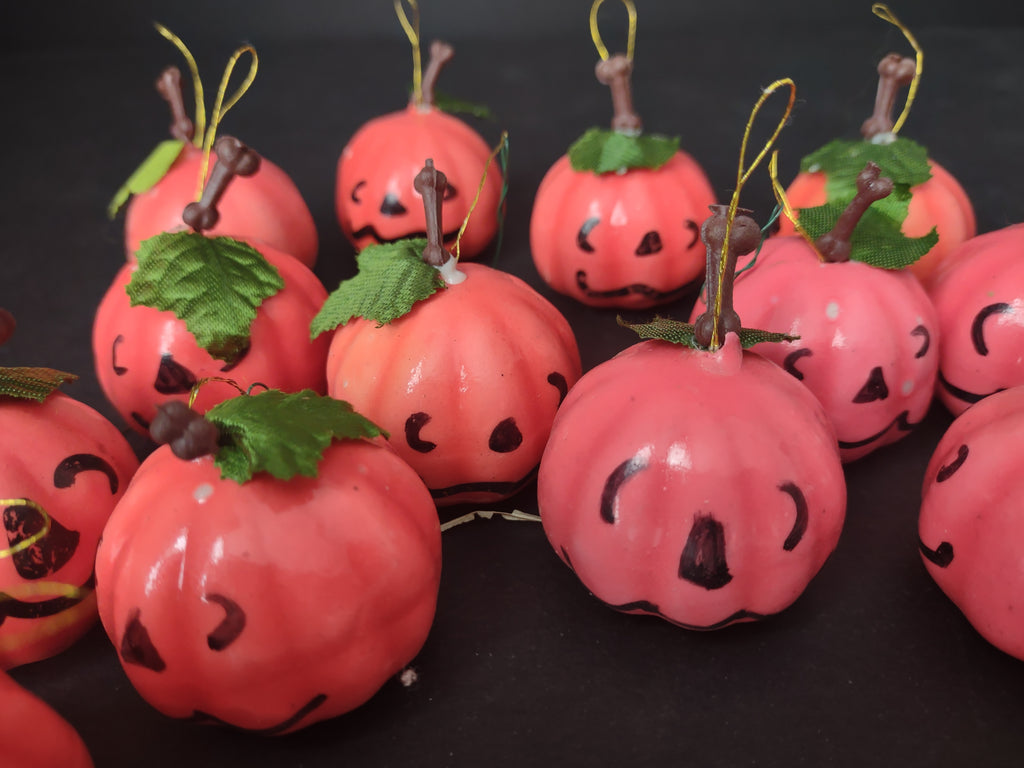 13 x Halloween Plastic Small Pumpkin Hanging Ornaments (lot 1144)