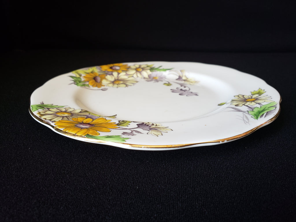 Vintage Royal Albert Daisy Dessert or Salad 8" Plate Flower of the Month (lot 2041)