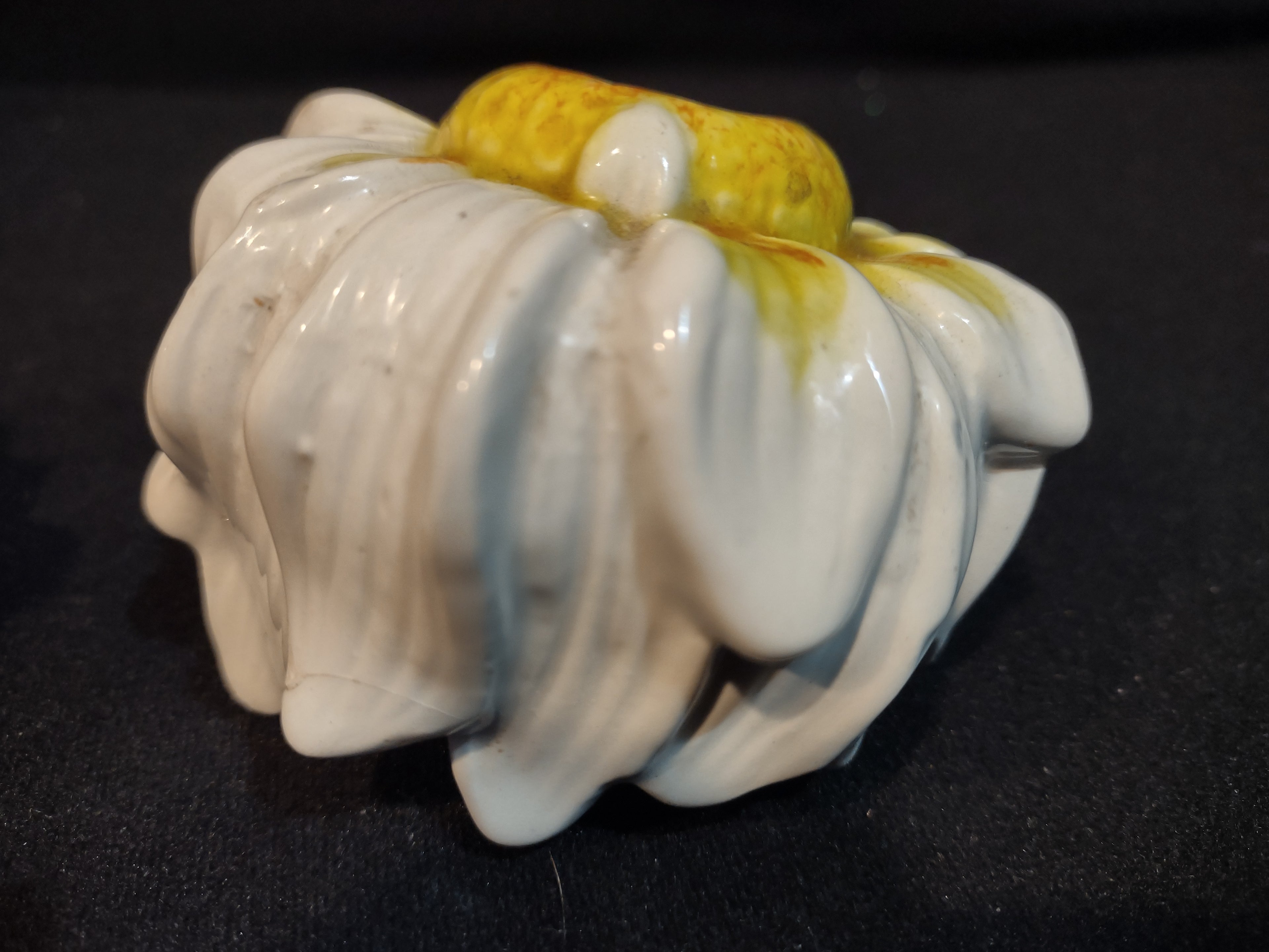 Vintage Salt and Pepper Shaker Ceramic Daisy Made in Italy (lot 5376)