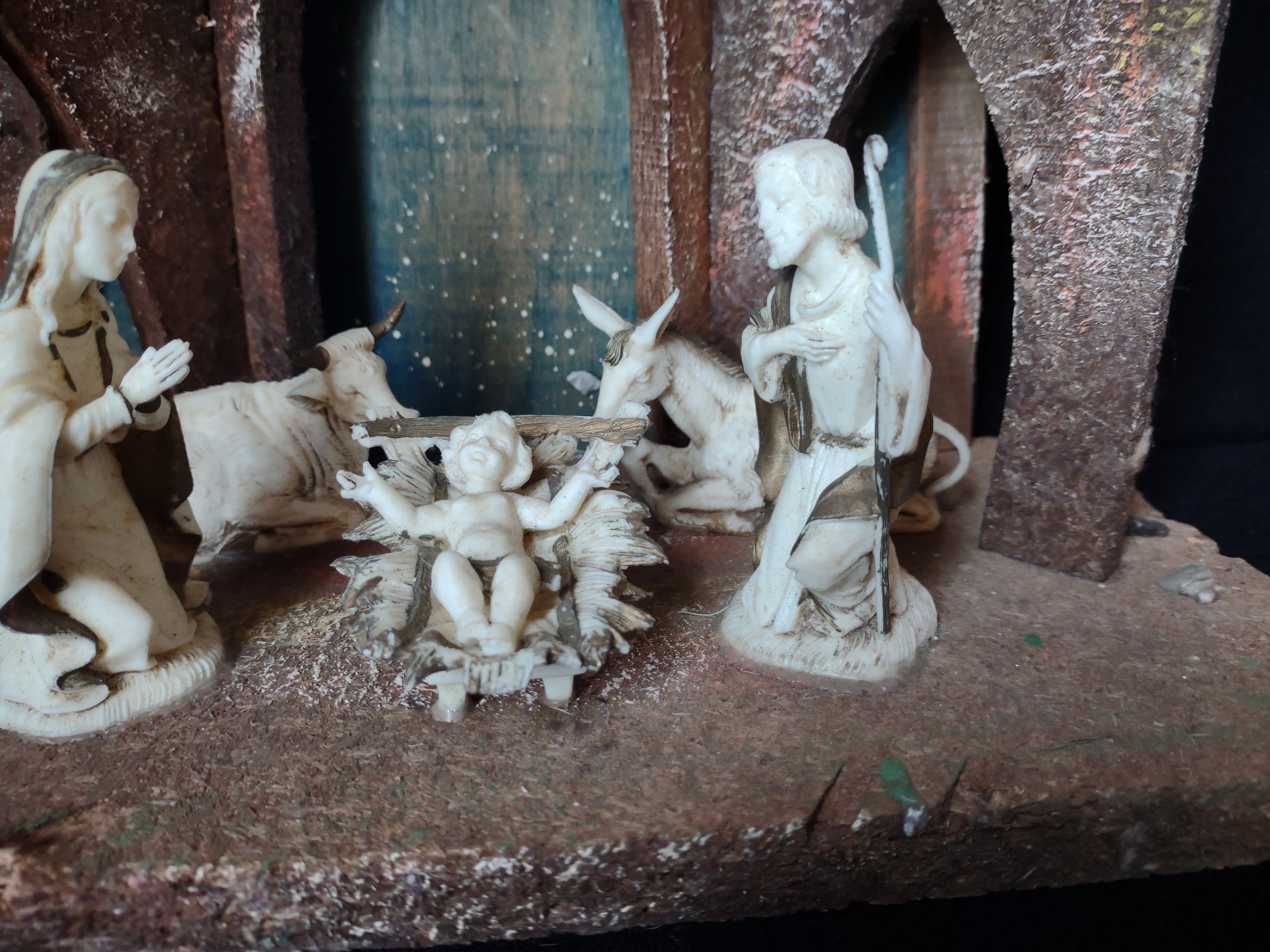 Christmas Nativity Scene Figurines Attached (lot 1596)