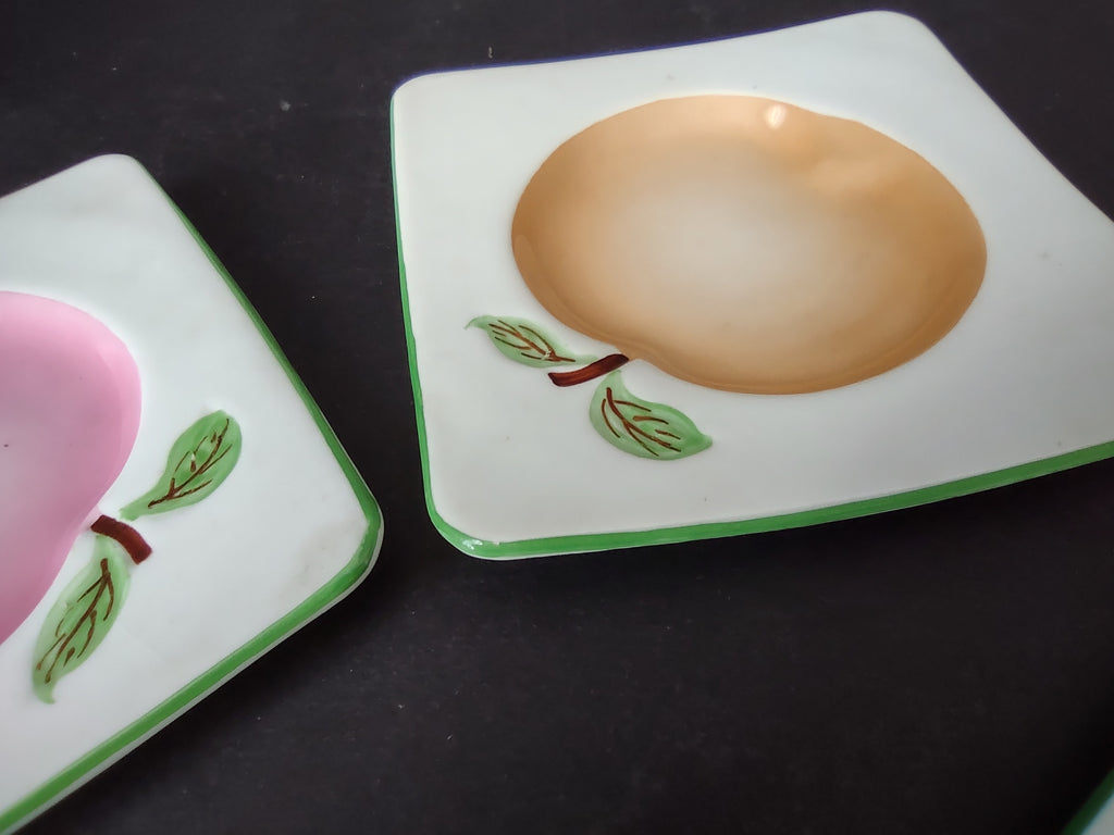 England Chelsea Set of 4 Small Square plates Apple Design (lot 1132)
