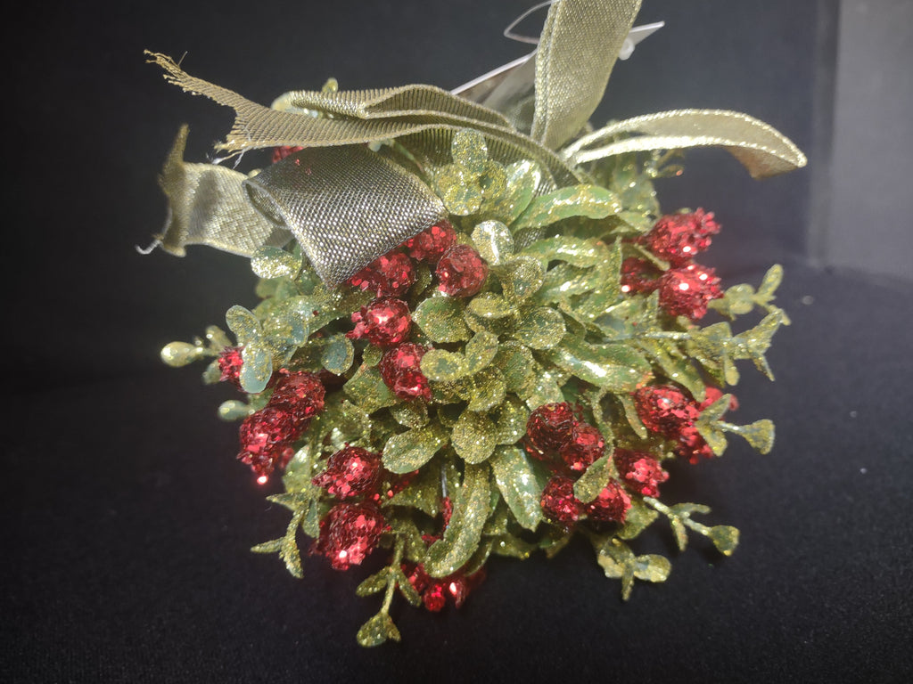 The Original Christmas Holiday Ornament Kissing Krystal Mistletoe (lot 1677)
